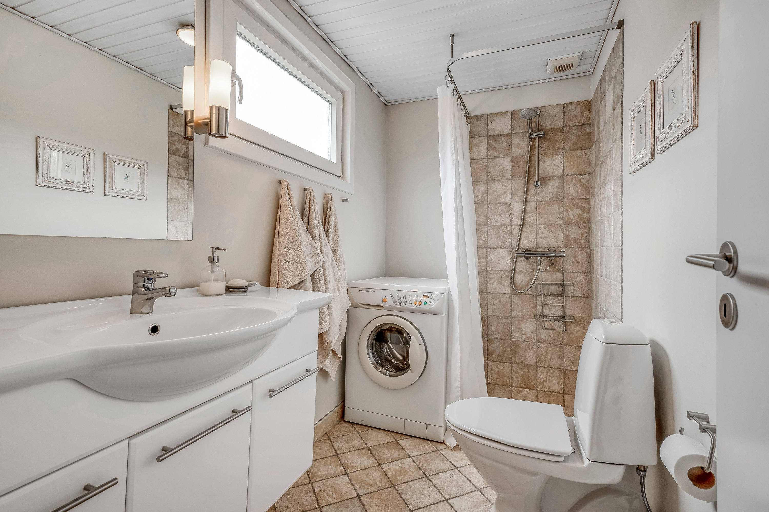 Fremhævet badeværelse billede i fuldskærmstilstand. Billede af Vagtbjergvej 19, Rindby Strand, 6720 Fanø