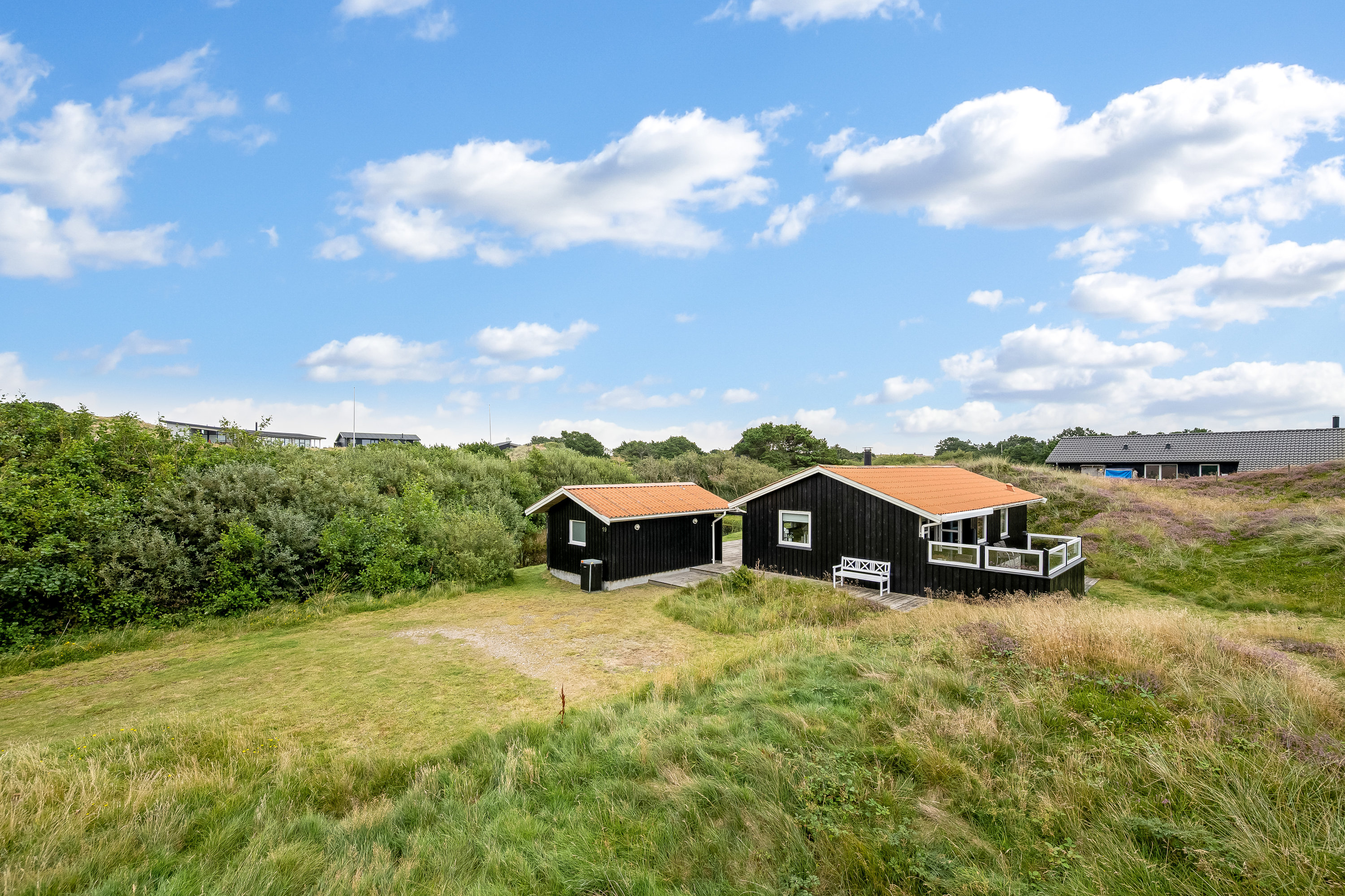 Fremhævet facade billede i fuldskærmstilstand. Billede af Vagtbjergvej 19, Rindby Strand, 6720 Fanø