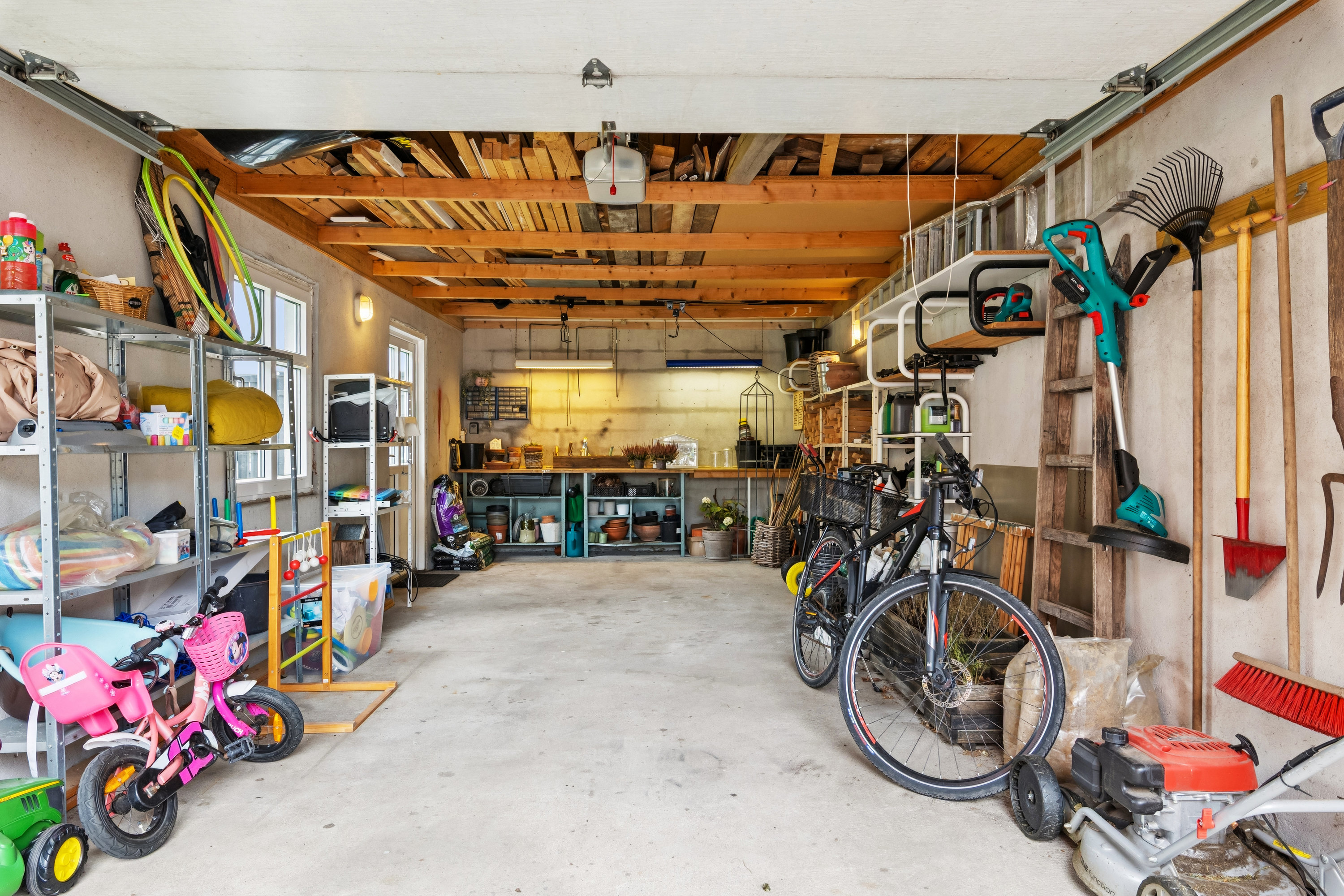 Fremhævet garage billede i fuldskærmstilstand. Billede af Strandvej 1, 9560 Hadsund