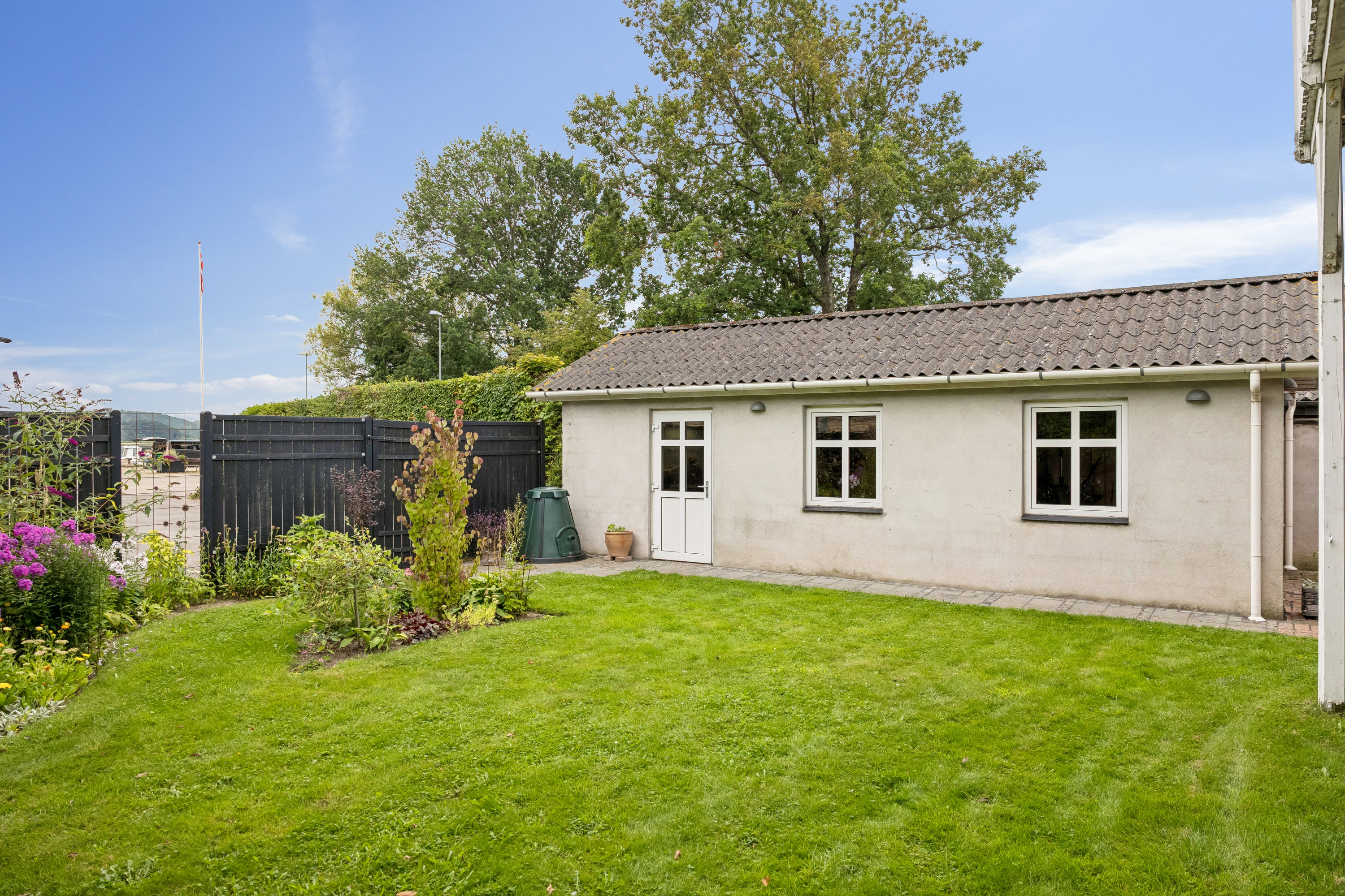 Fremhævet ejendom 1 billede i fuldskærmstilstand. Billede af Strandvej 1, 9560 Hadsund