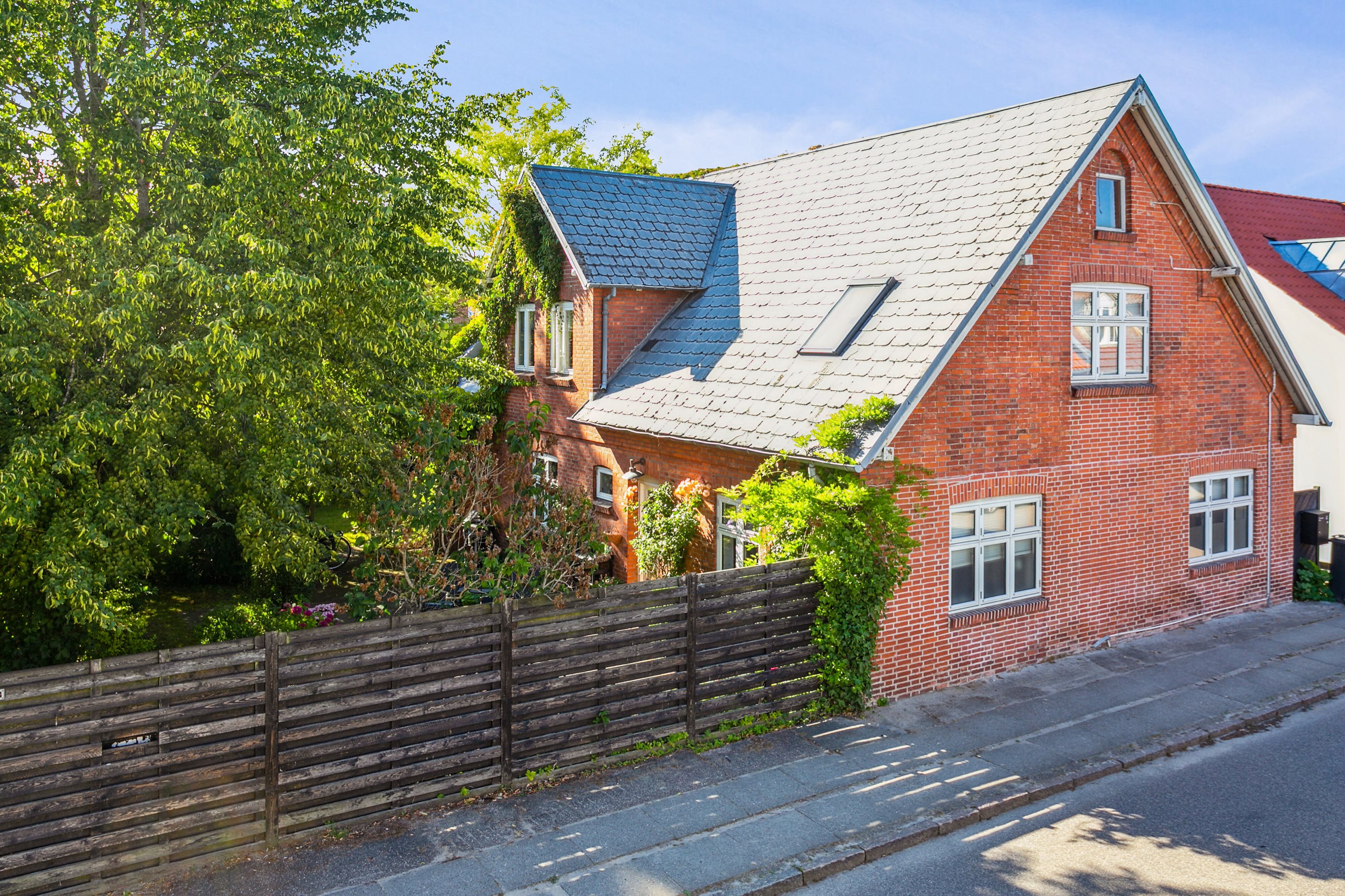 Fremhævet set fra vejen billede i fuldskærmstilstand. Billede af Asylgade 14, 8300 Odder