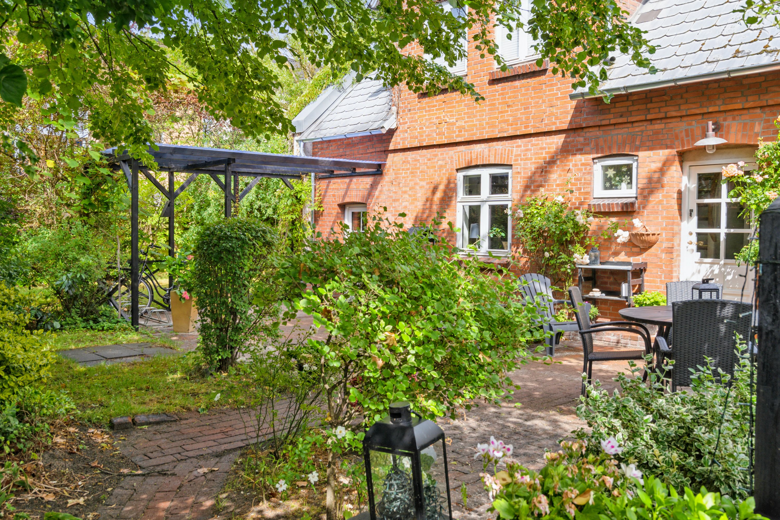 Fremhævet set fra haven billede i fuldskærmstilstand. Billede af Asylgade 14, 8300 Odder