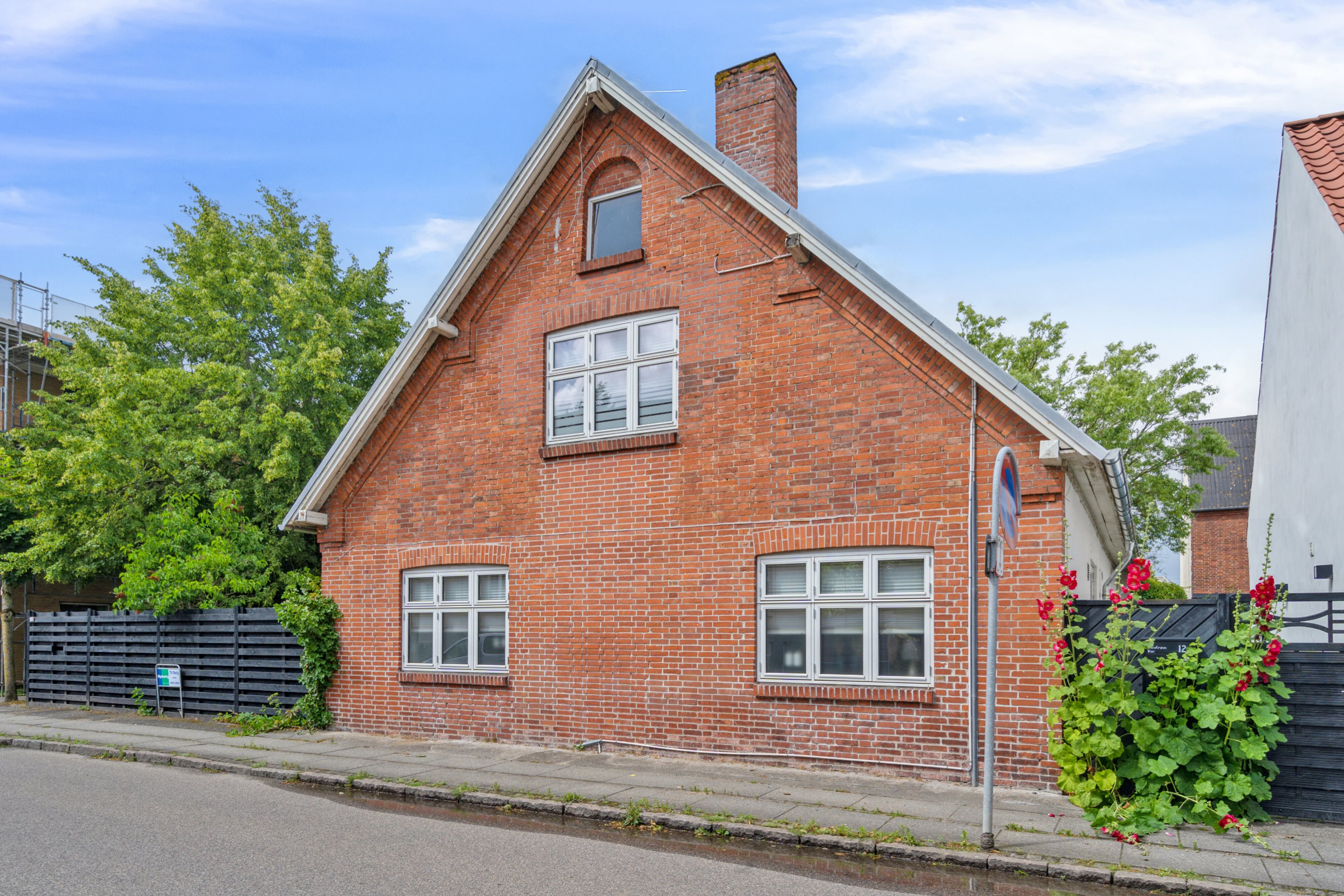 Fremhævet set fra vejen billede i fuldskærmstilstand. Billede af Asylgade 14, 8300 Odder