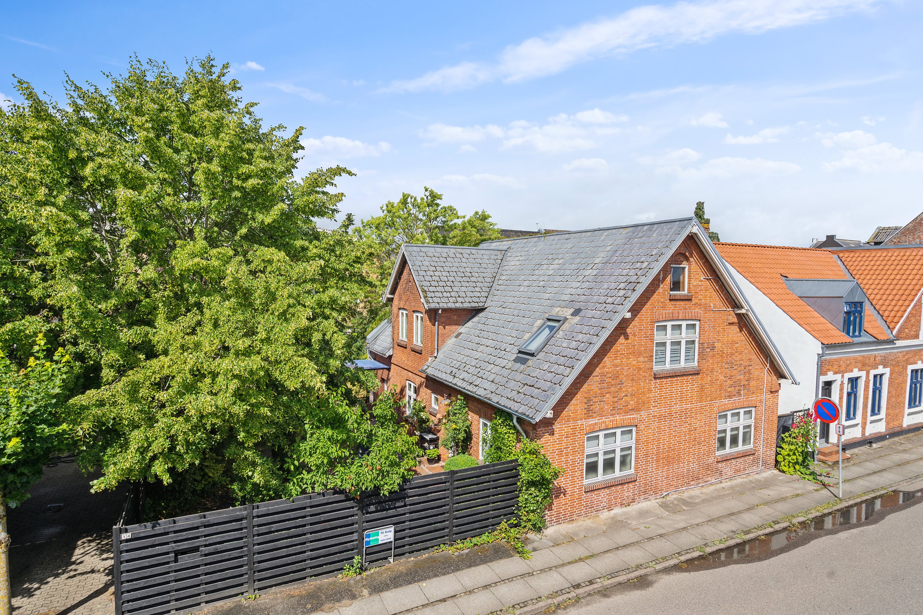 Miniaturebillede 1: set fra vejen. Billede af Asylgade 14, 8300 Odder