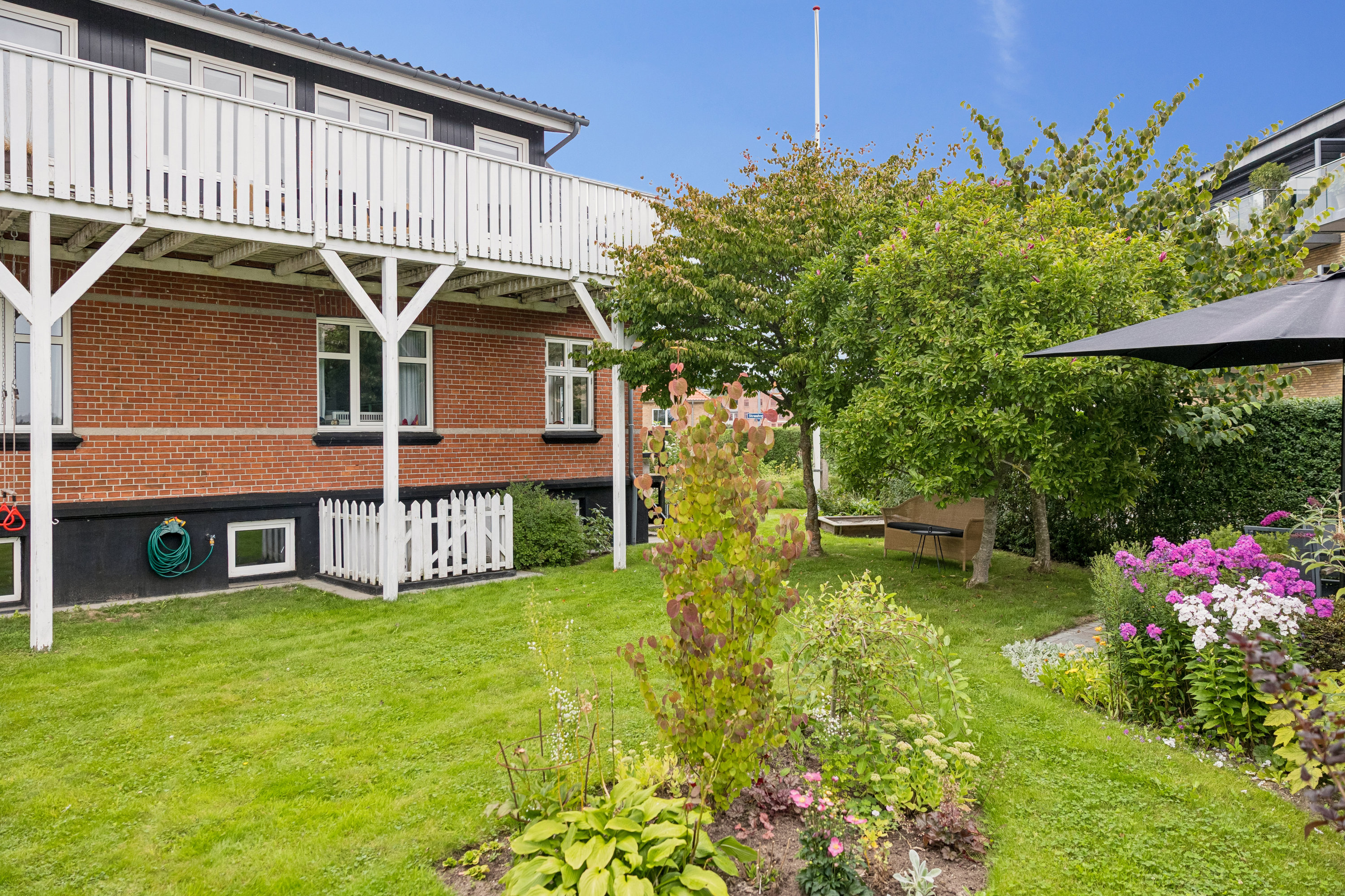 Fremhævet ejendom 1 billede i fuldskærmstilstand. Billede af Strandvej 1, 9560 Hadsund