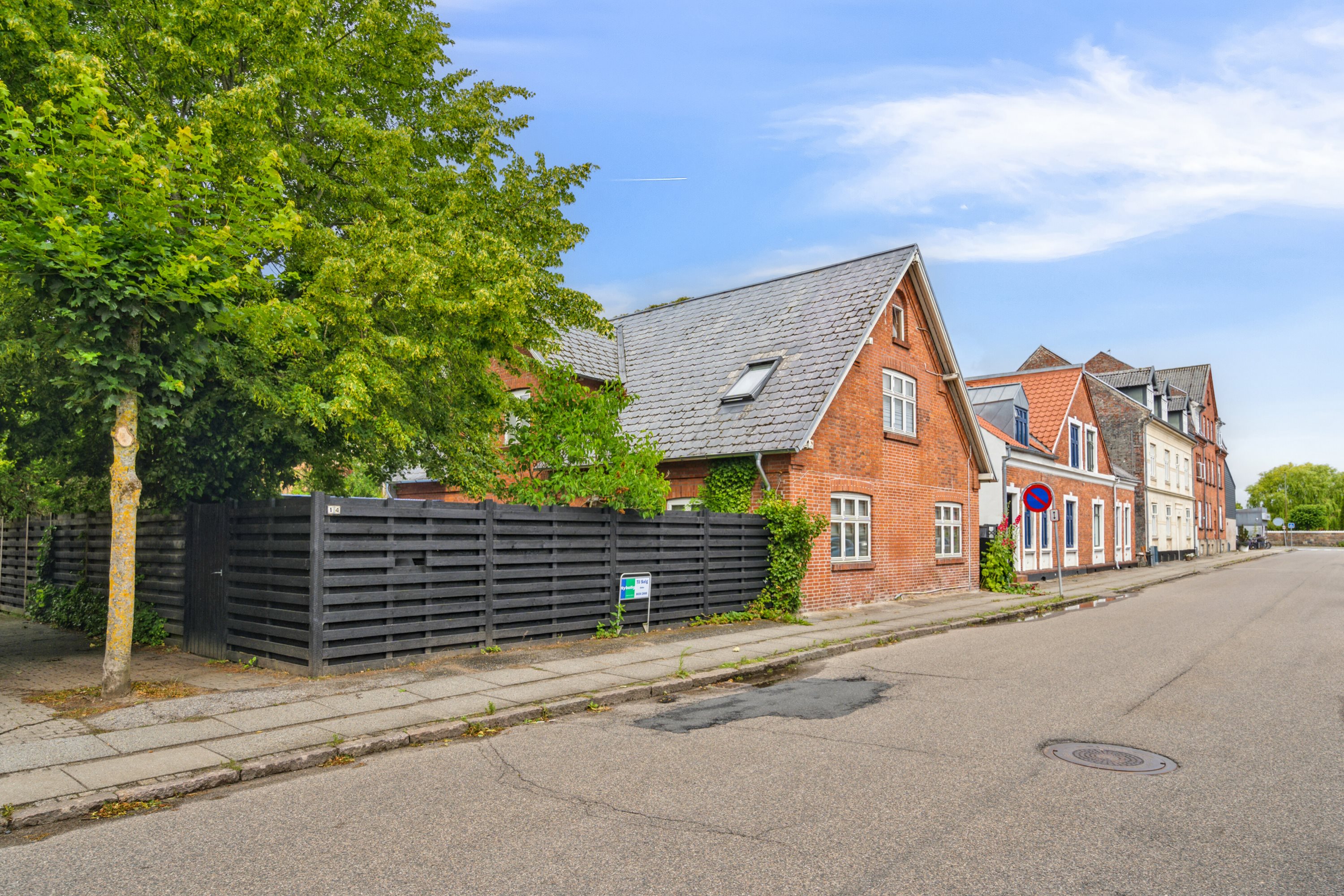 Fremhævet set fra vejen billede i fuldskærmstilstand. Billede af Asylgade 14, 8300 Odder
