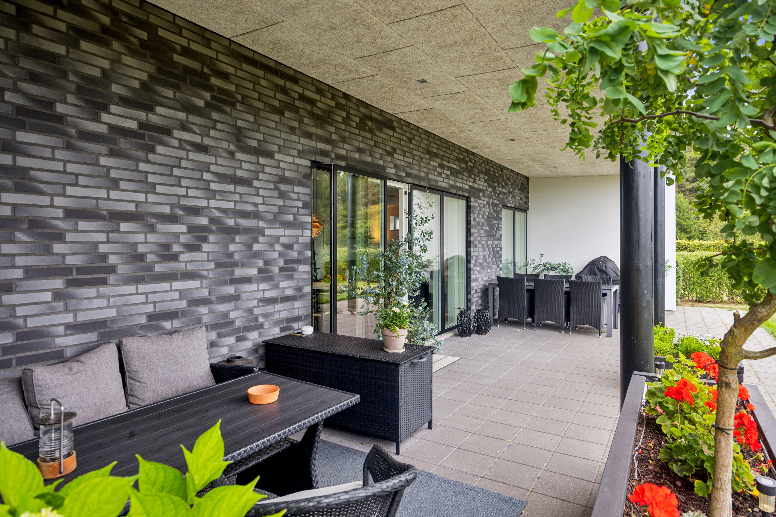 Fremhævet terrasse billede i fuldskærmstilstand. Billede af Tennisskoven 51, 9320 Hjallerup