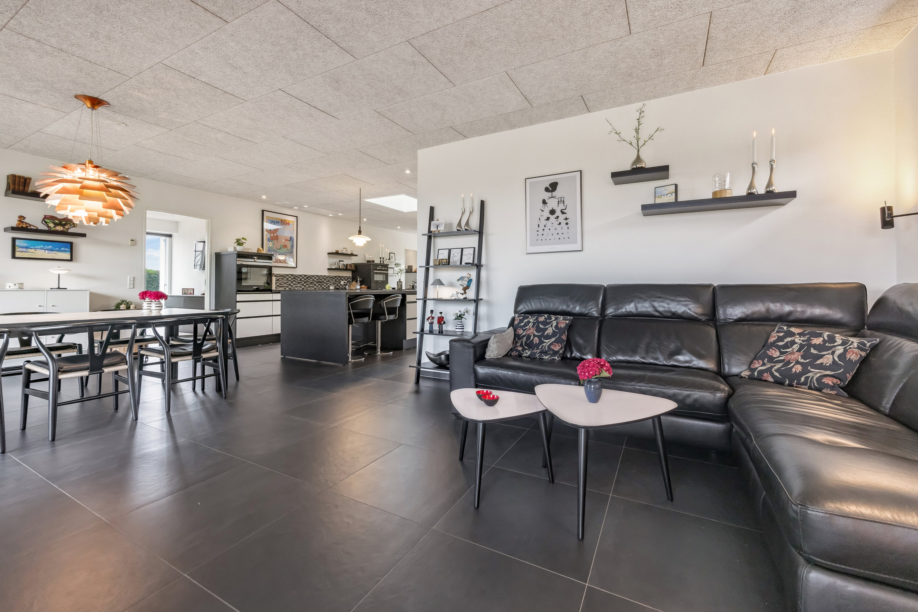 Fremhævet stue billede i fuldskærmstilstand. Billede af Tennisskoven 51, 9320 Hjallerup