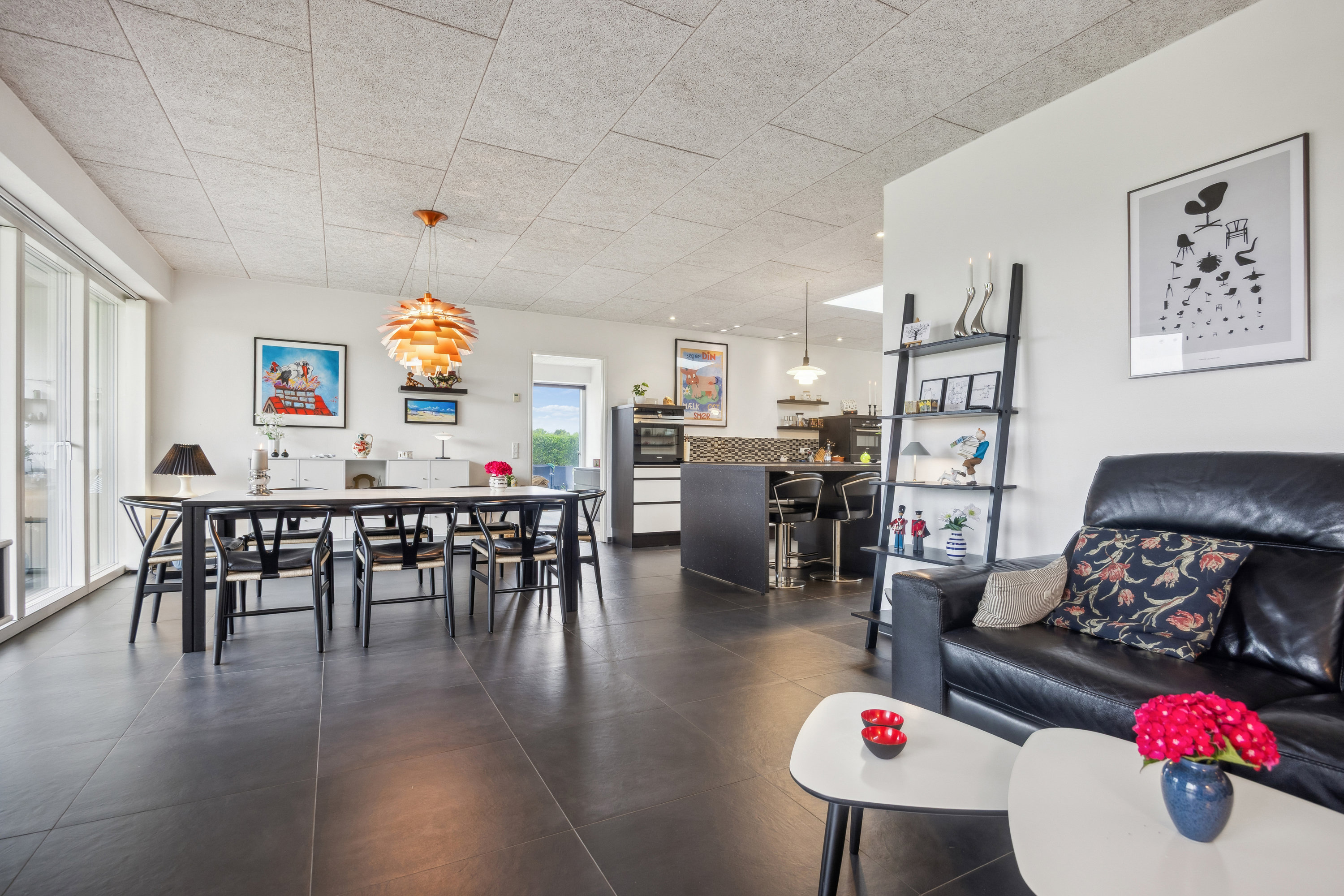 Fremhævet stue billede i fuldskærmstilstand. Billede af Tennisskoven 51, 9320 Hjallerup