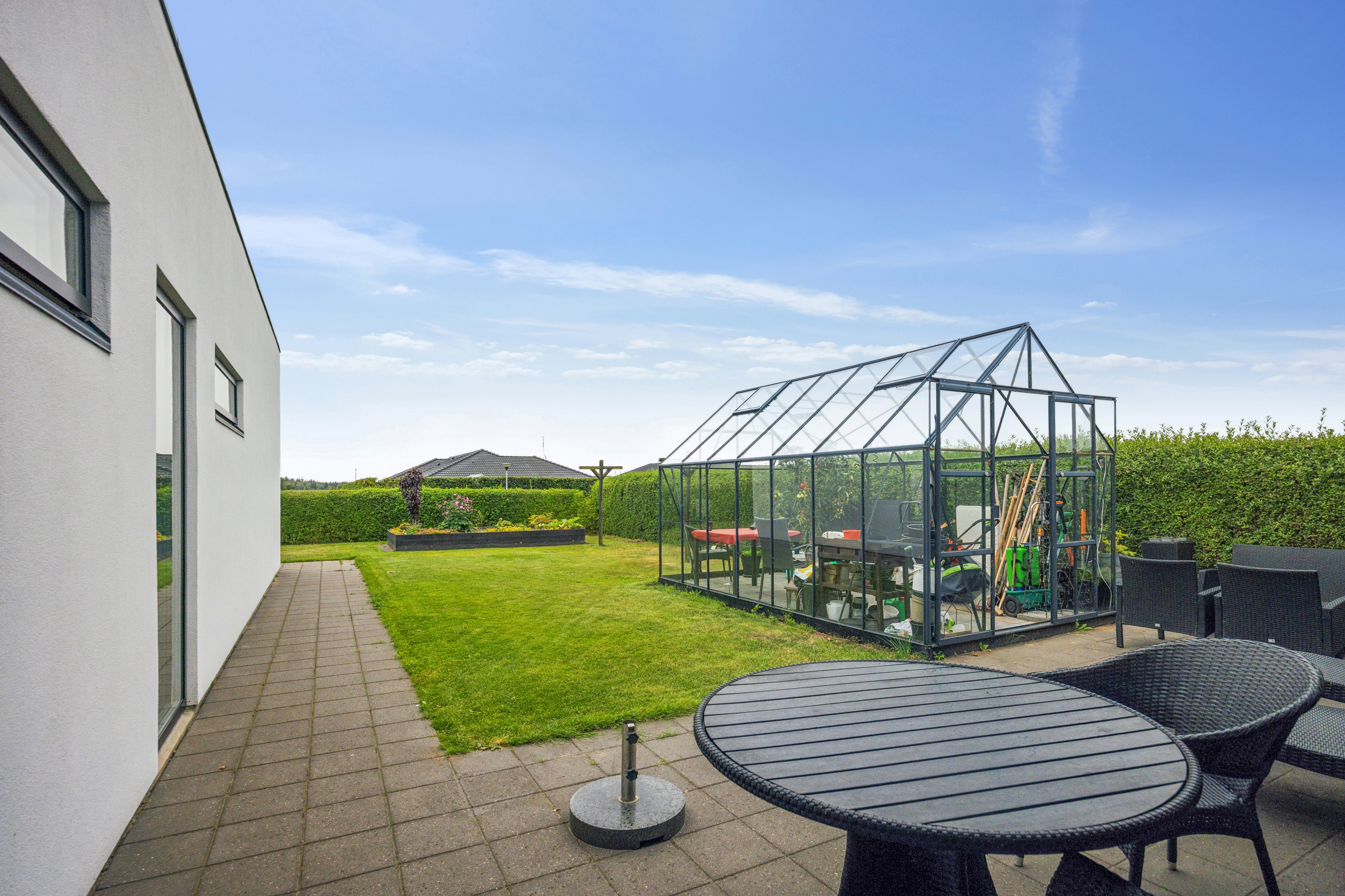 Fremhævet terrasse billede i fuldskærmstilstand. Billede af Tennisskoven 51, 9320 Hjallerup