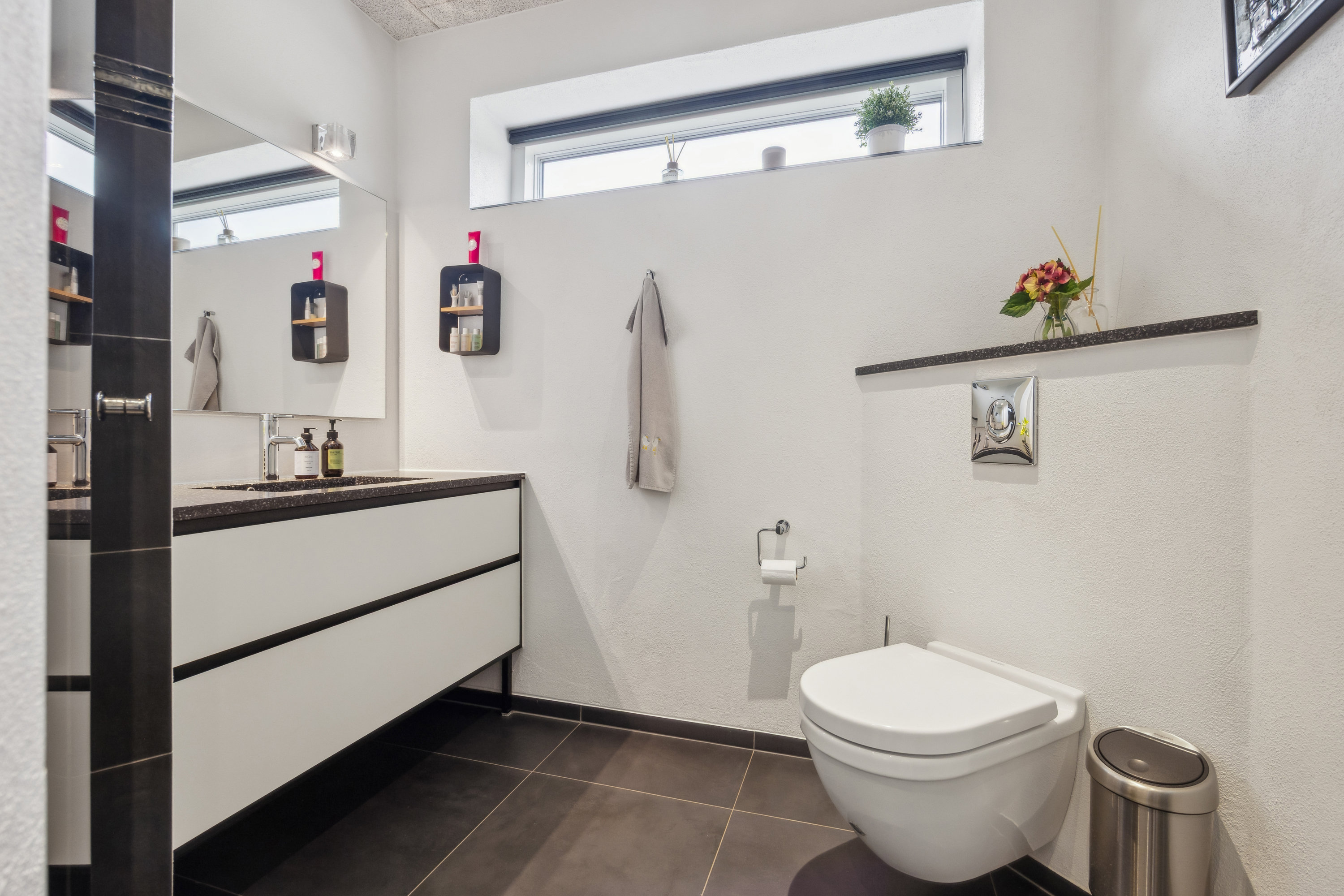 Fremhævet badeværelse billede i fuldskærmstilstand. Billede af Tennisskoven 51, 9320 Hjallerup