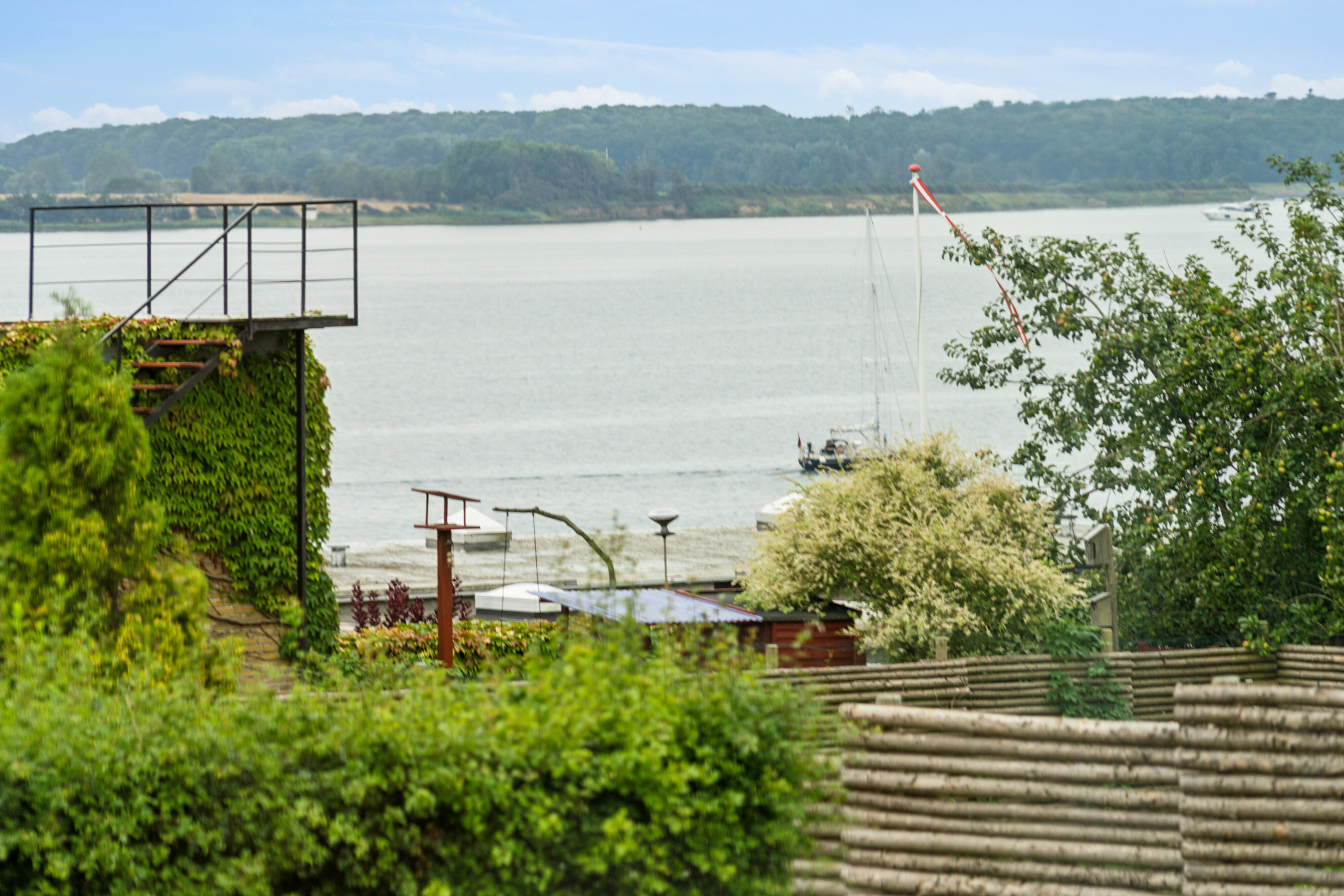 Fremhævet udsigt fra stuen billede i fuldskærmstilstand. Billede af Rantzausmindevej 122, 5700 Svendborg