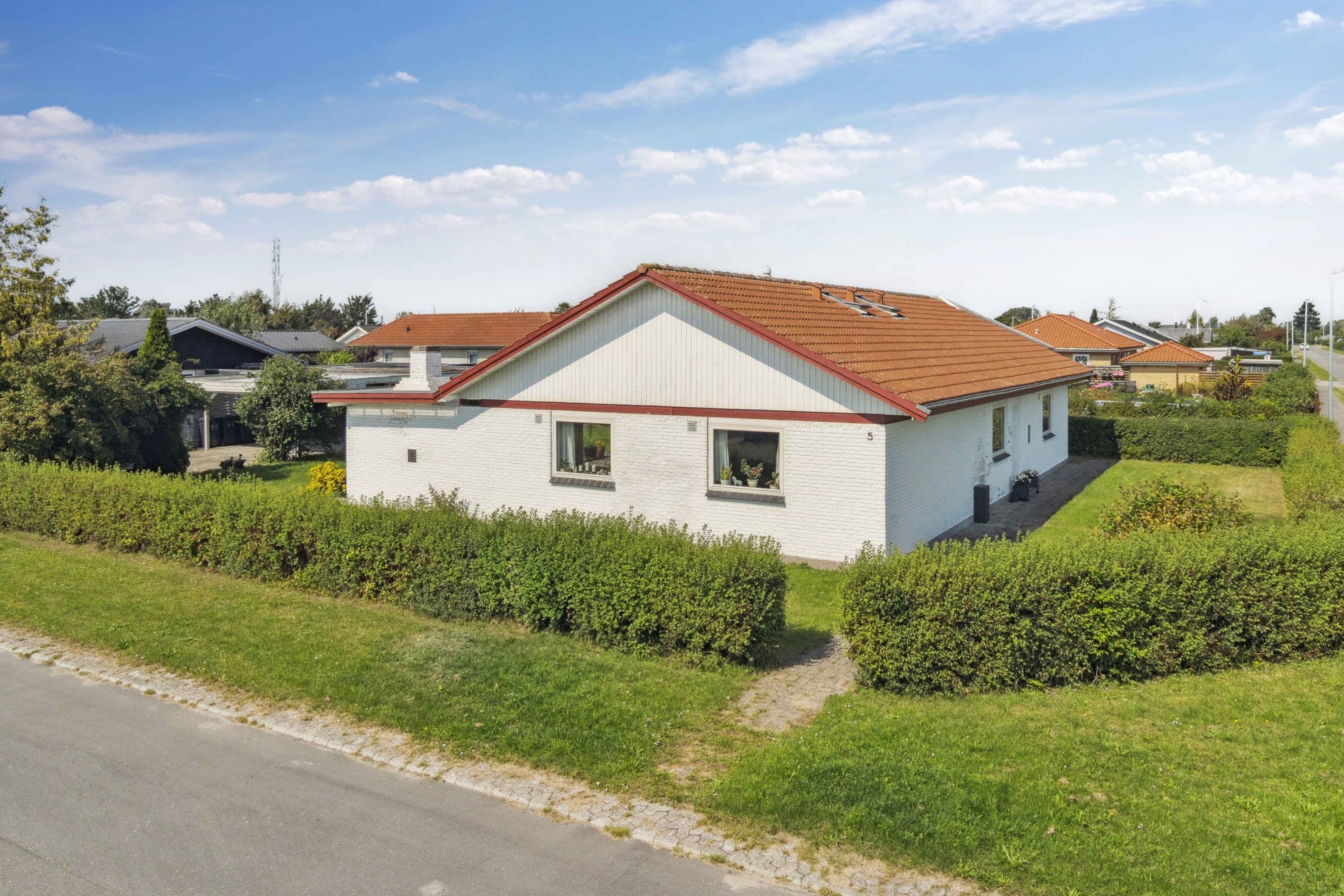 Miniaturebillede 1: set fra vejen. Billede af Mejsevænget 5, 4700 Næstved