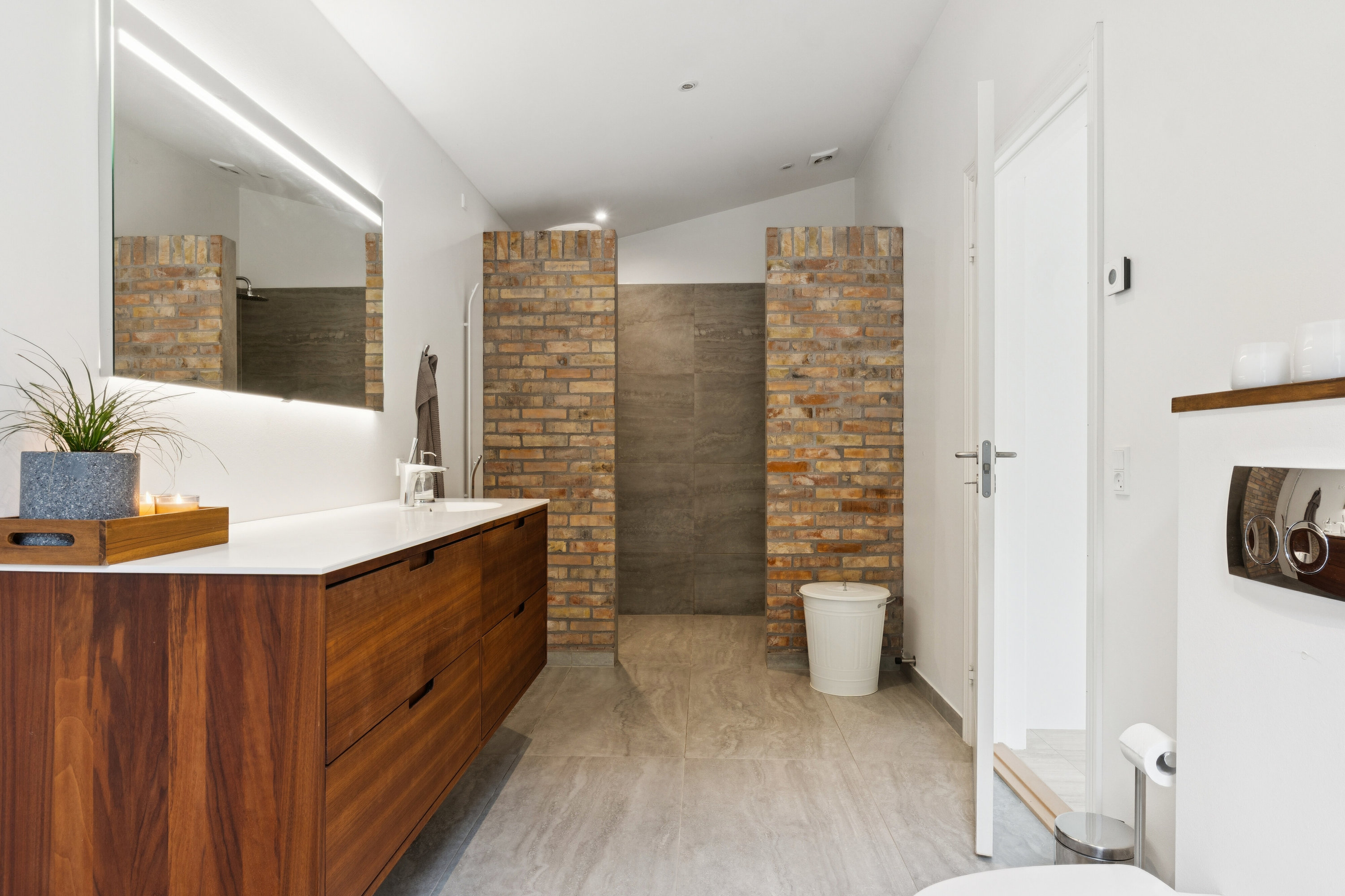 Fremhævet badeværelse billede i fuldskærmstilstand. Billede af Elsagervej 40, 9800 Hjørring