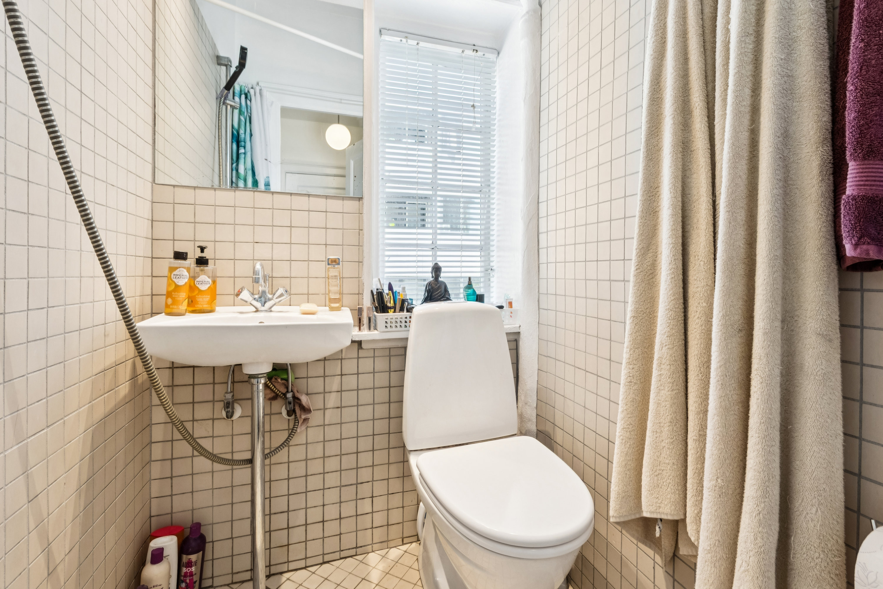 Fremhævet badeværelse billede i fuldskærmstilstand. Billede af Bragesvej 33, st.. tv., 3000 Helsingør