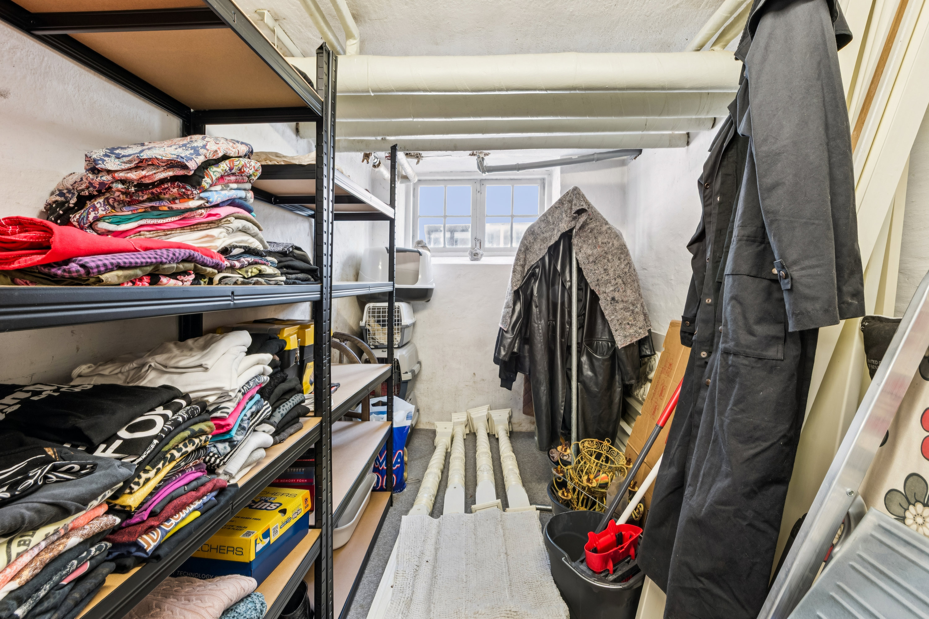 Fremhævet walkin closet billede i fuldskærmstilstand. Billede af Bragesvej 33, st.. tv., 3000 Helsingør