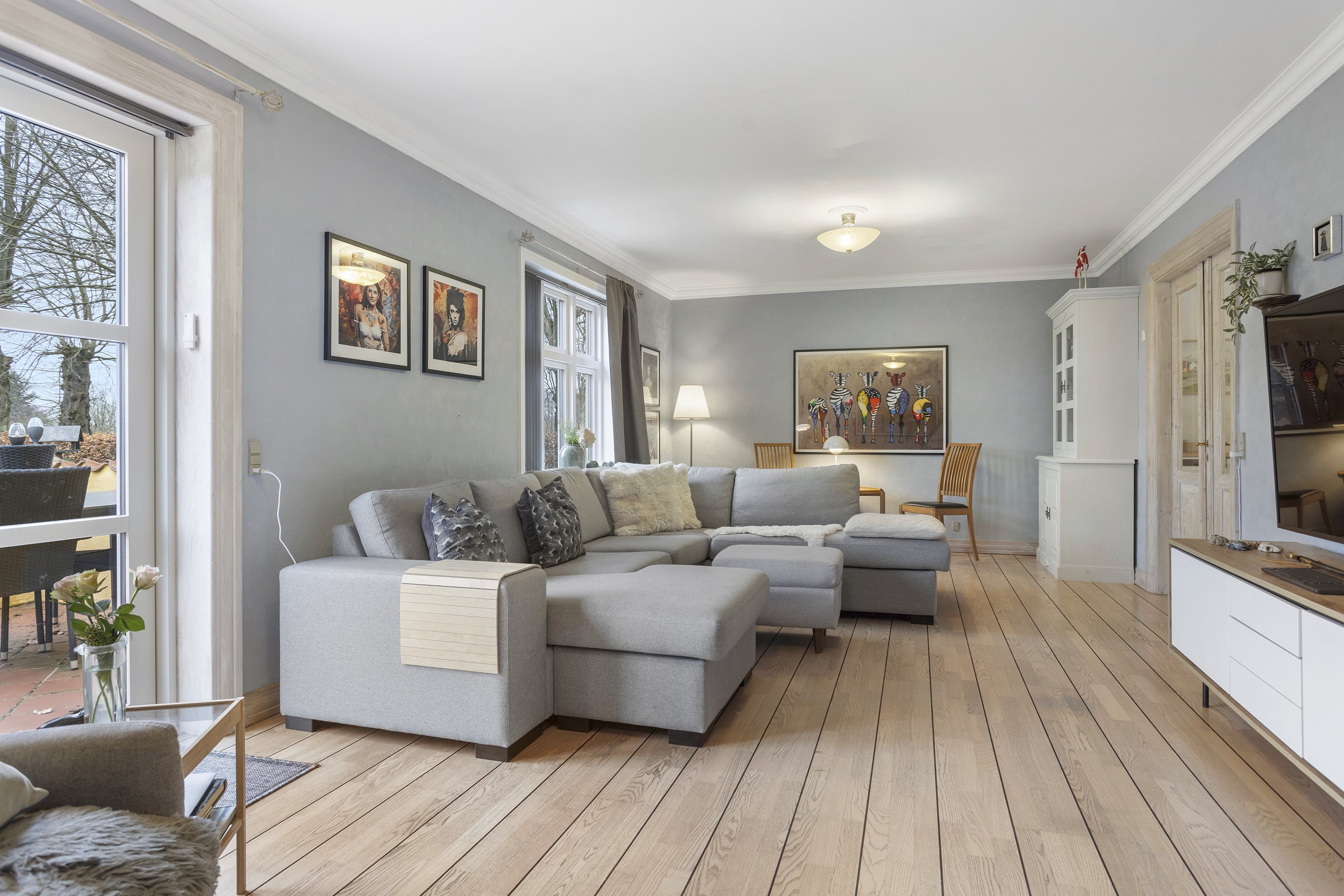 Fremhævet stue billede i fuldskærmstilstand. Billede af Sdr. Kirkevej 56, Præstbro, 9330 Dronninglund