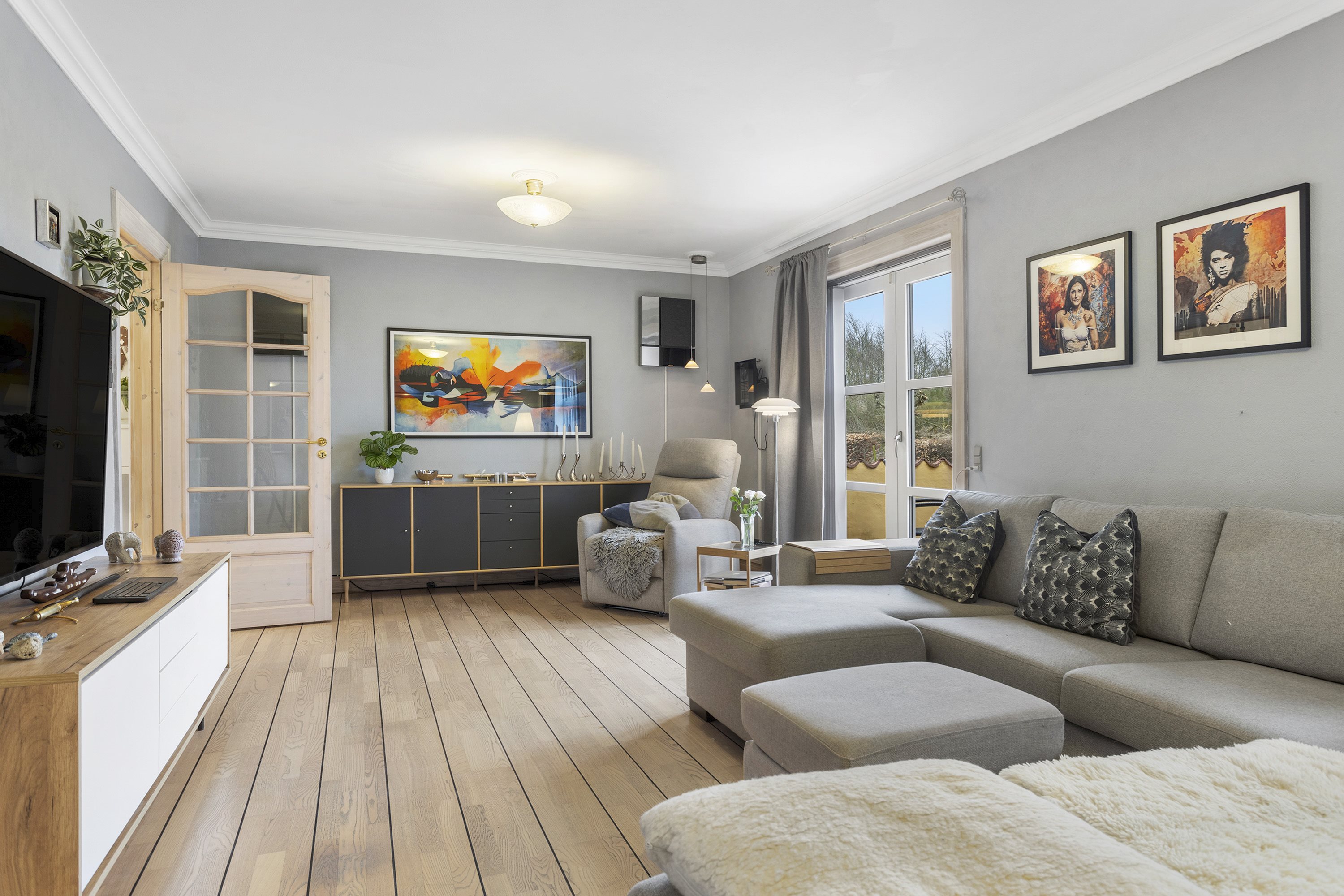 Fremhævet stue billede i fuldskærmstilstand. Billede af Sdr. Kirkevej 56, Præstbro, 9330 Dronninglund