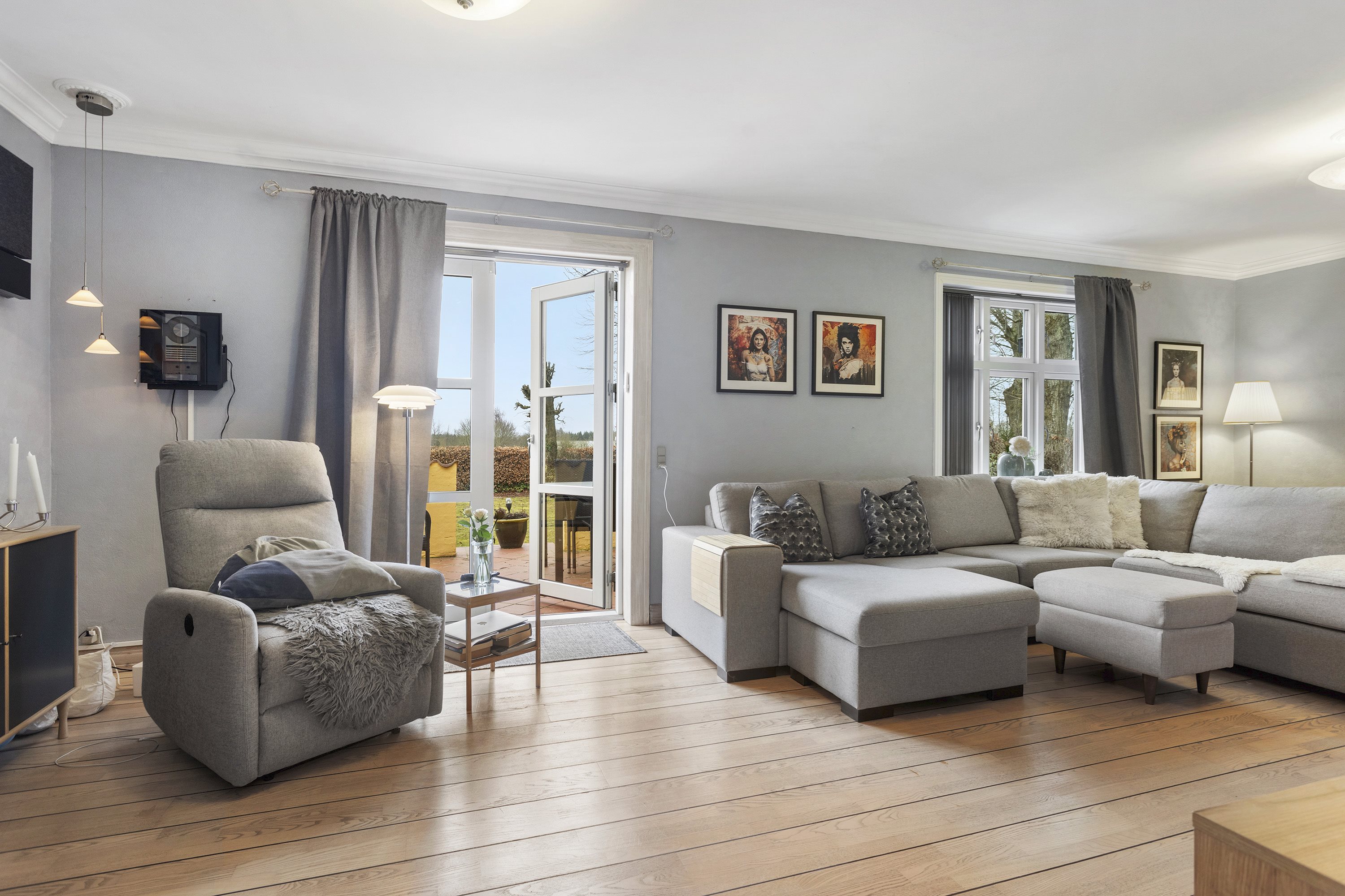 Fremhævet stue billede i fuldskærmstilstand. Billede af Sdr. Kirkevej 56, Præstbro, 9330 Dronninglund