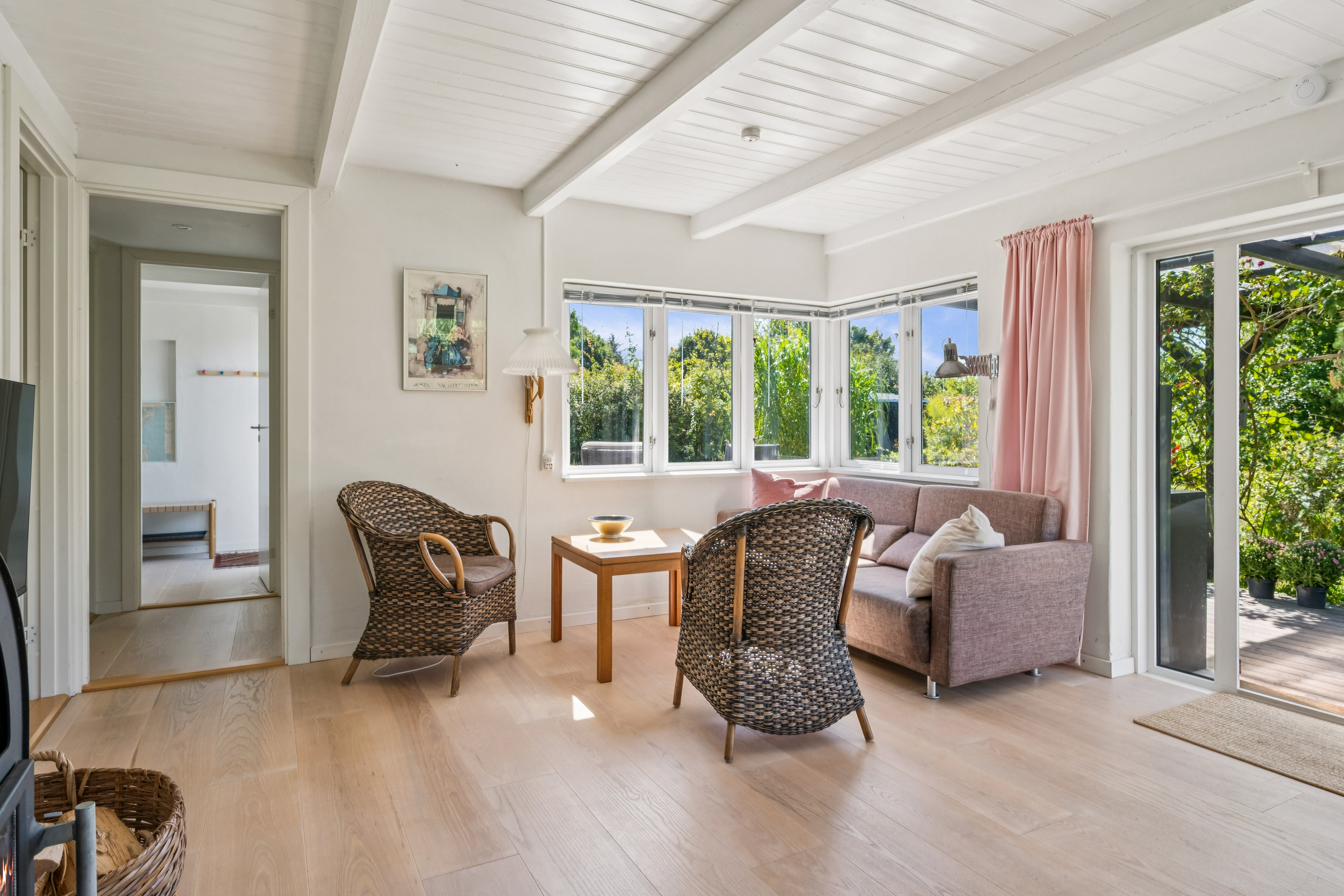 Fremhævet stue billede i fuldskærmstilstand. Billede af Skovvej 4, Skødshoved Strand, 8420 Knebel