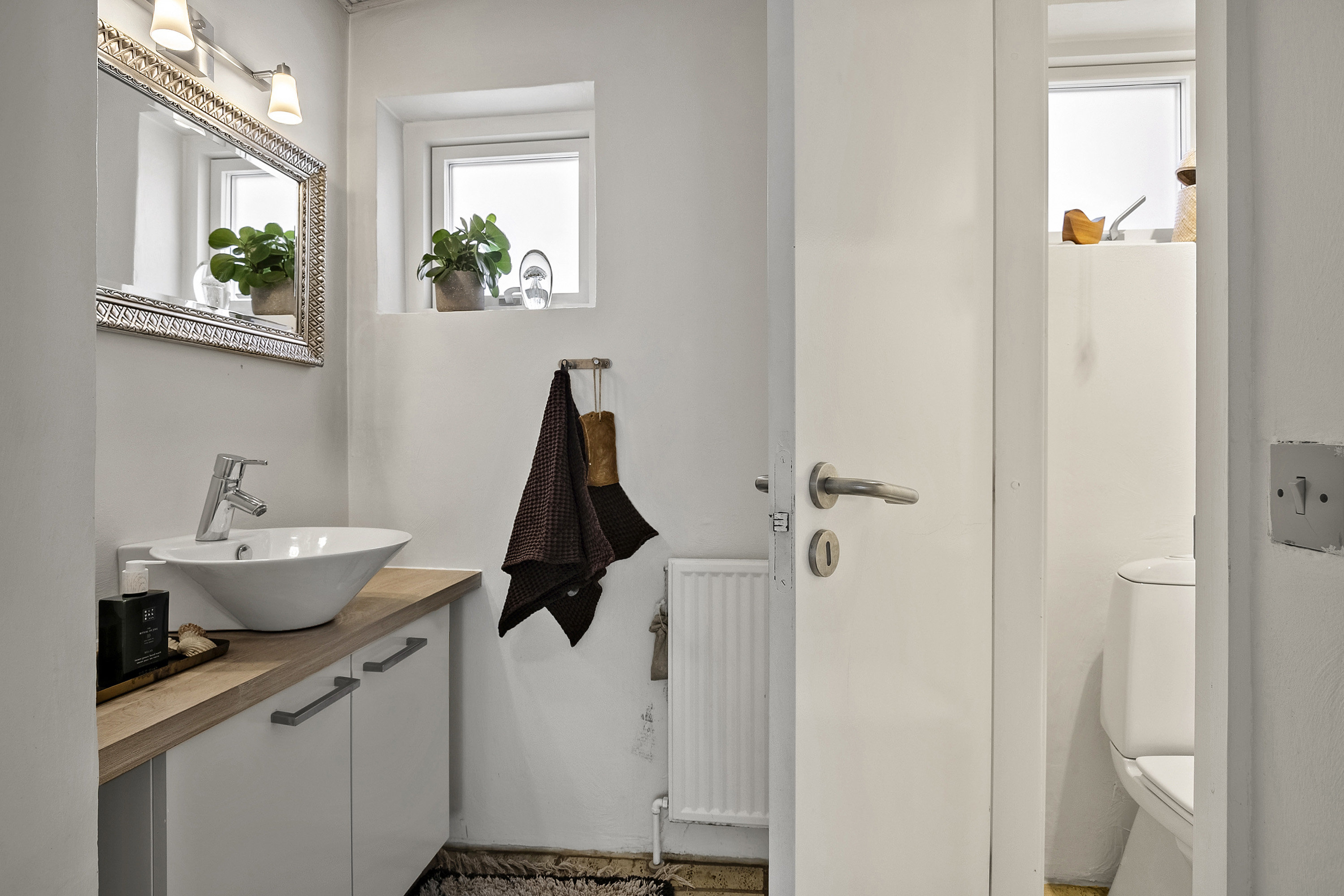 Fremhævet toilet billede i fuldskærmstilstand. Billede af Tværgade 17, 6621 Gesten