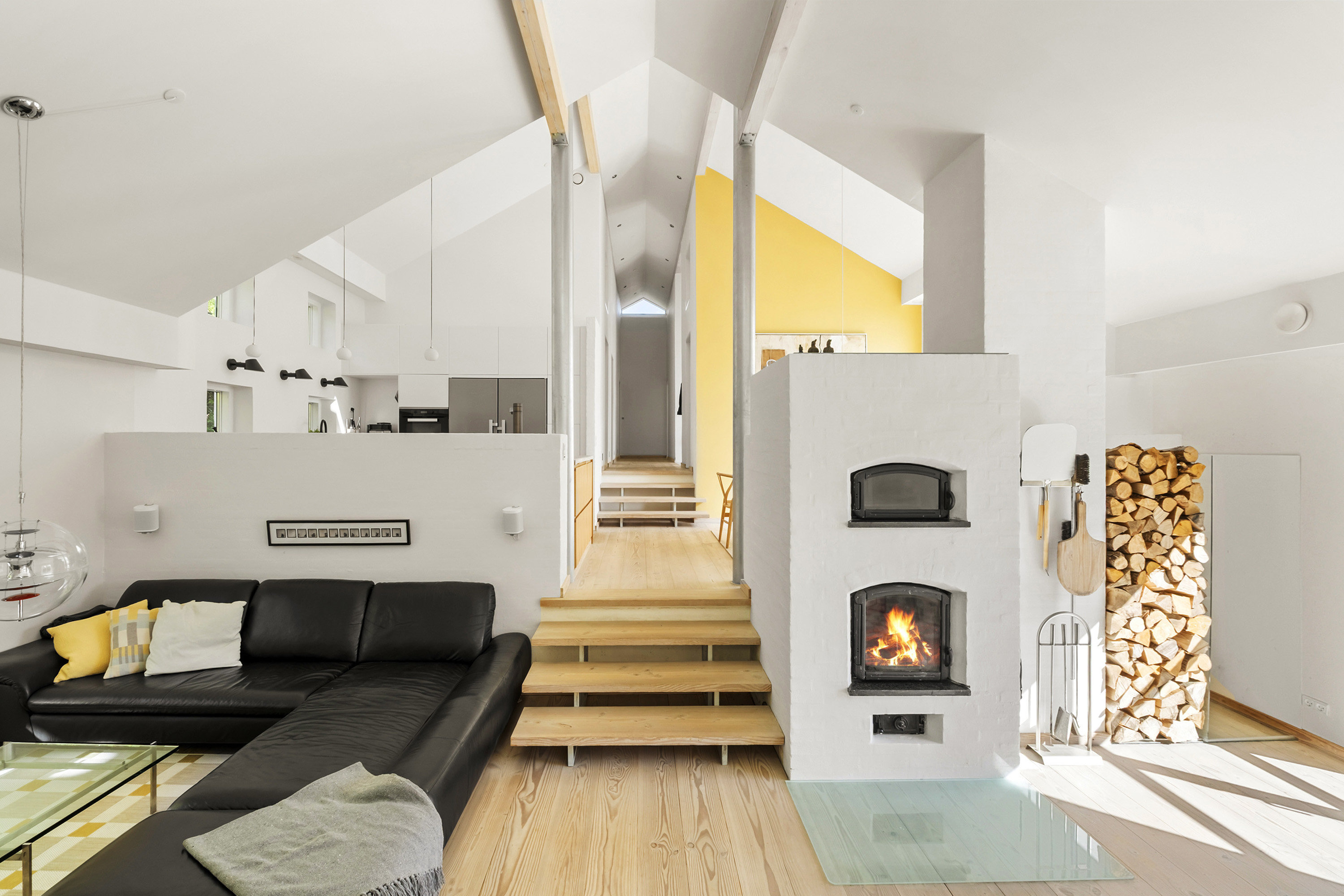 Fremhævet stue billede i fuldskærmstilstand. Billede af Fruerhøj 9, 2970 Hørsholm