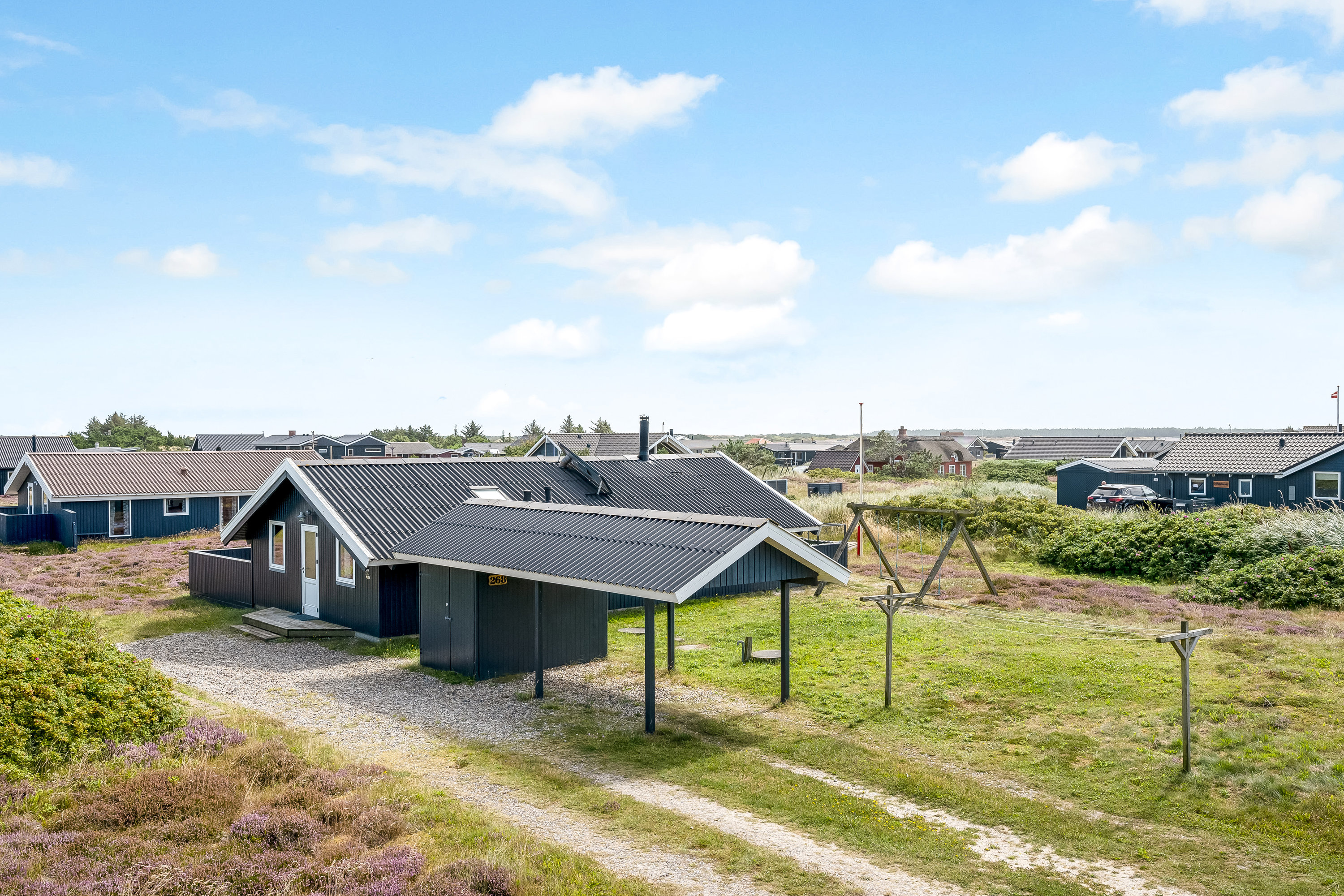 Fremhævet facade billede i fuldskærmstilstand. Billede af Arvidvej 268, Bjerregaard, 6960 Hvide Sande