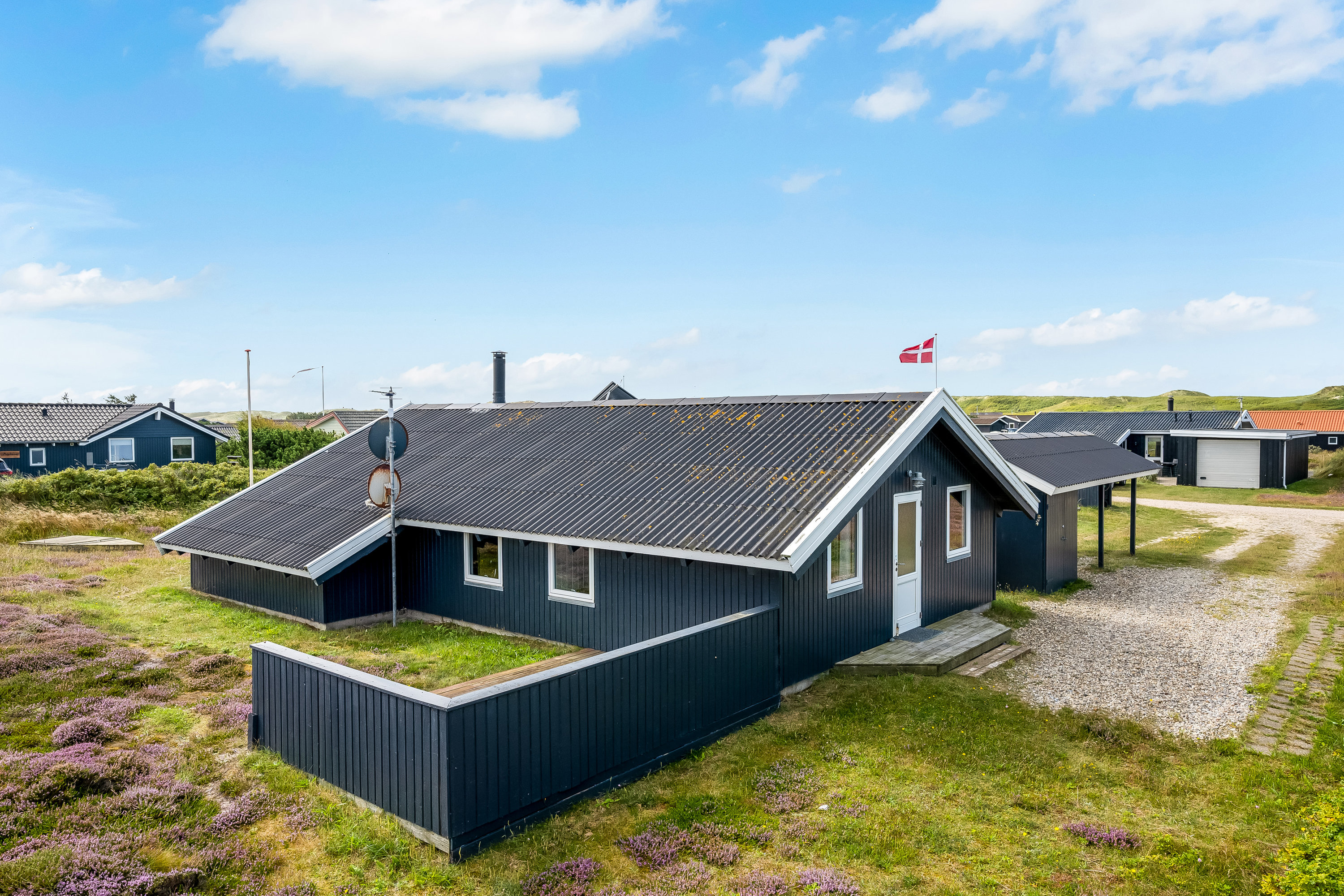 Miniaturebillede 1: facade. Billede af Arvidvej 268, Bjerregaard, 6960 Hvide Sande