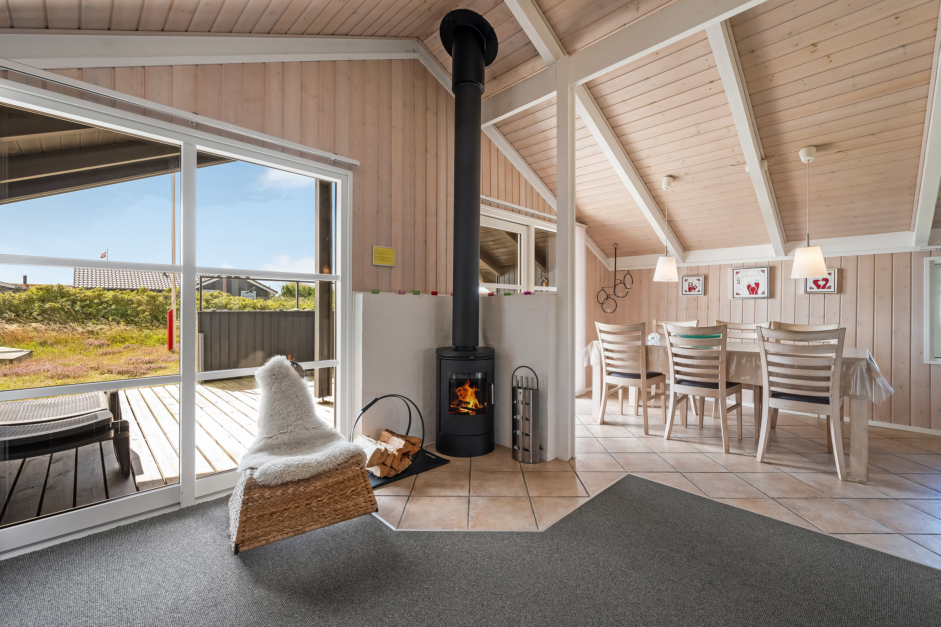 Fremhævet stue billede i fuldskærmstilstand. Billede af Arvidvej 268, Bjerregaard, 6960 Hvide Sande