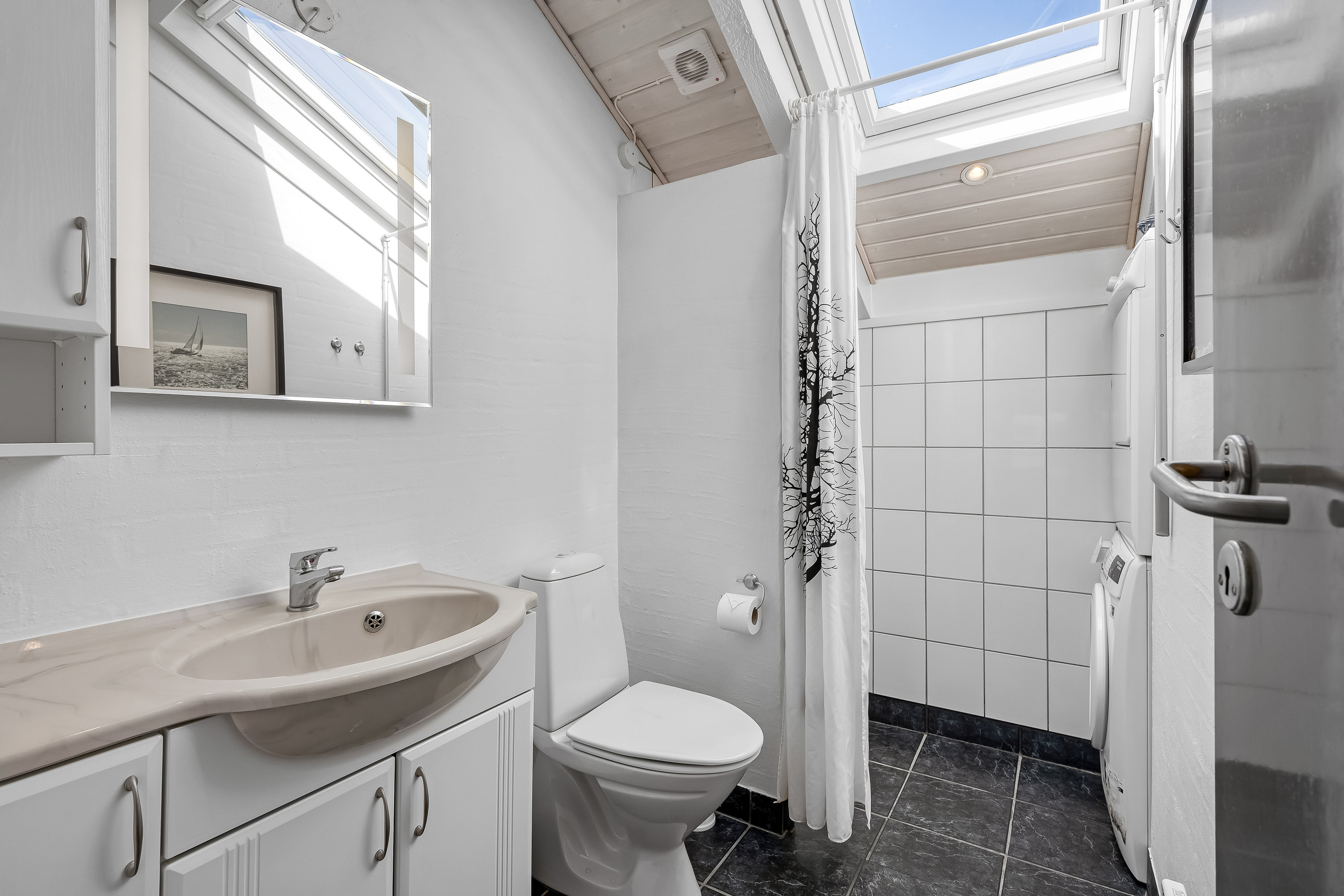 Fremhævet badeværelse billede i fuldskærmstilstand. Billede af Arvidvej 268, Bjerregaard, 6960 Hvide Sande