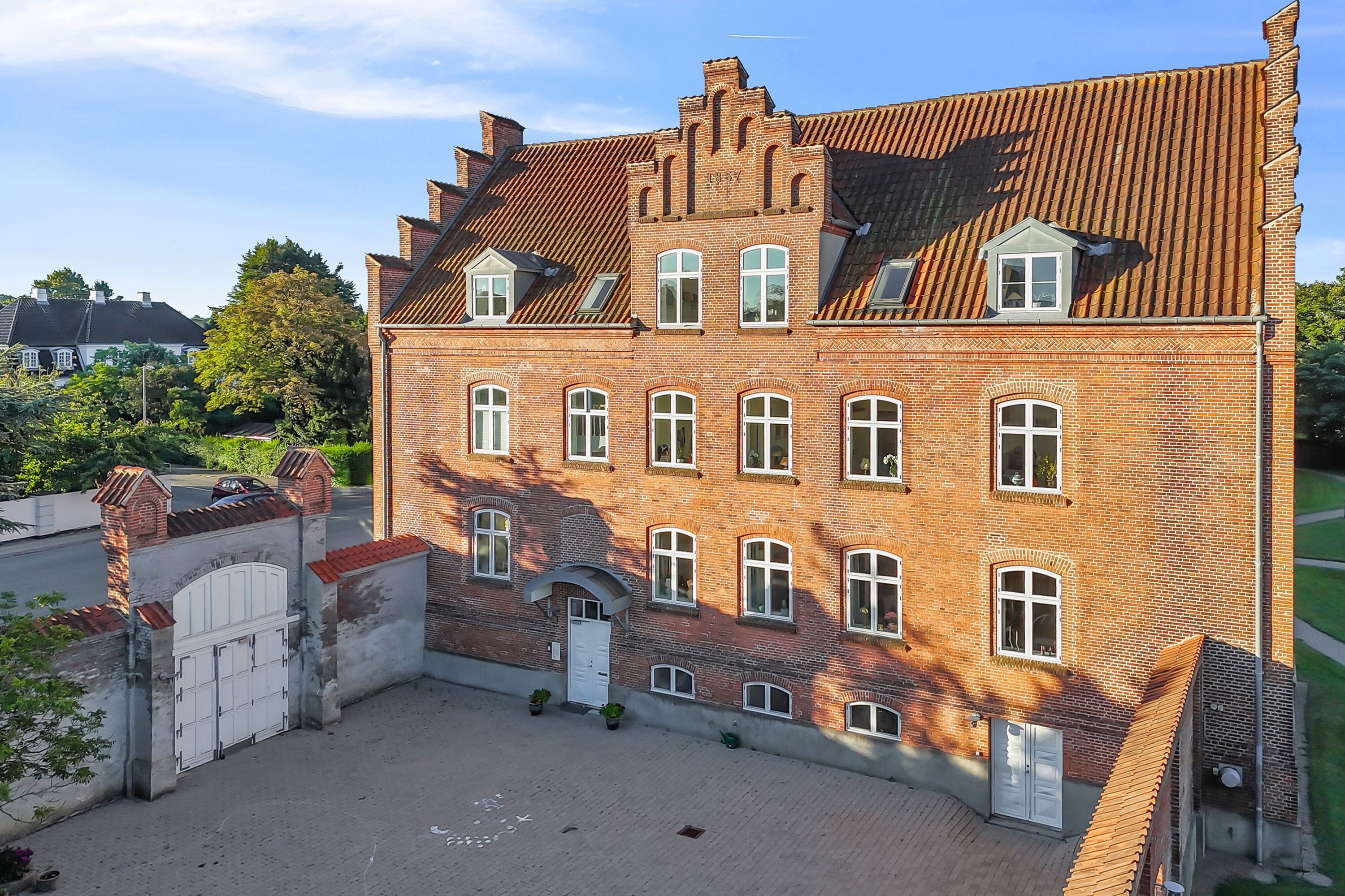 Fremhævet facade billede i fuldskærmstilstand. Billede af Klosterhaven 1, 2. 3., Centrum, 4200 Slagelse