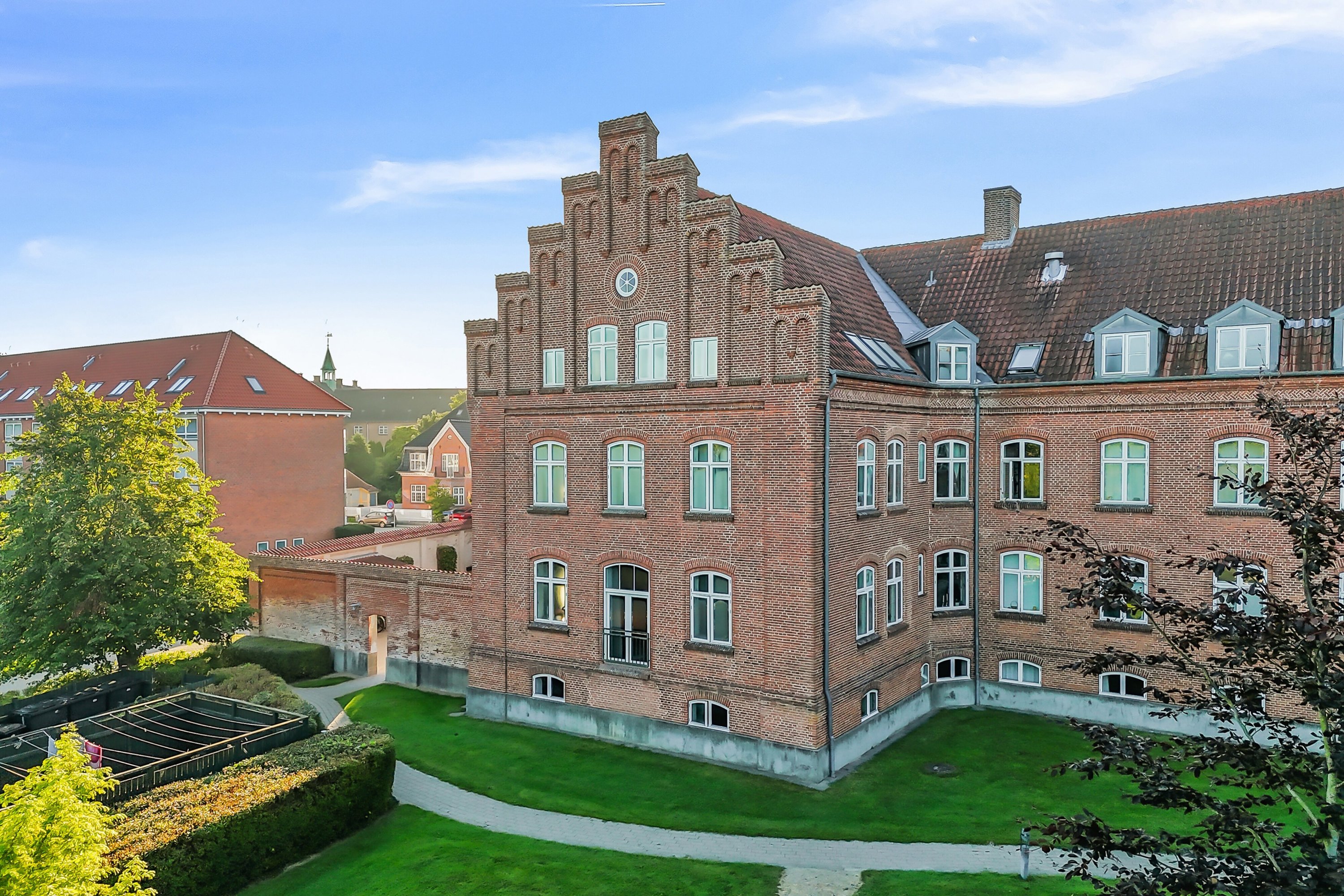 Fremhævet facade billede i fuldskærmstilstand. Billede af Klosterhaven 1, 2. 3., Centrum, 4200 Slagelse