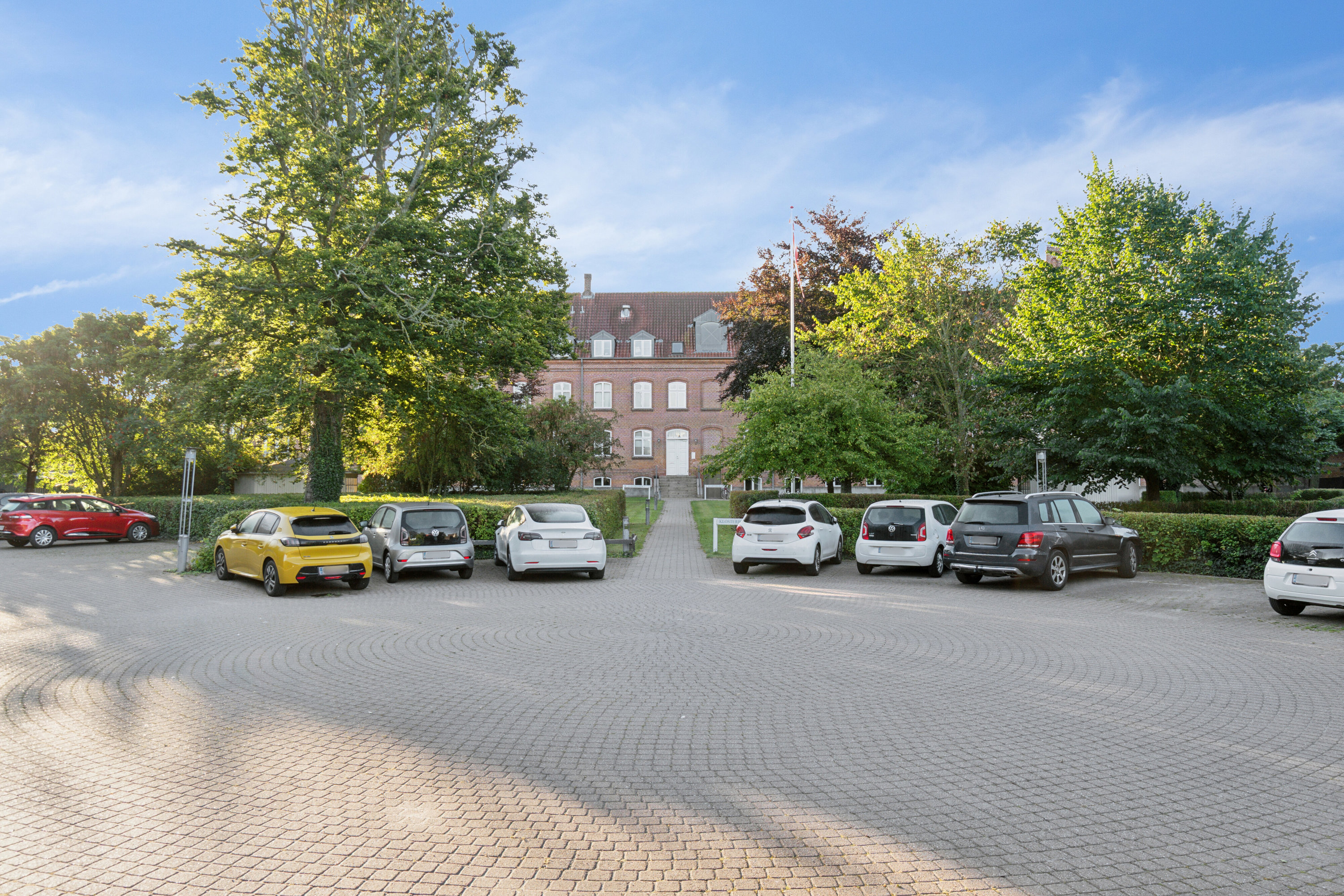 Fremhævet garage billede i fuldskærmstilstand. Billede af Klosterhaven 1, 2. 3., Centrum, 4200 Slagelse