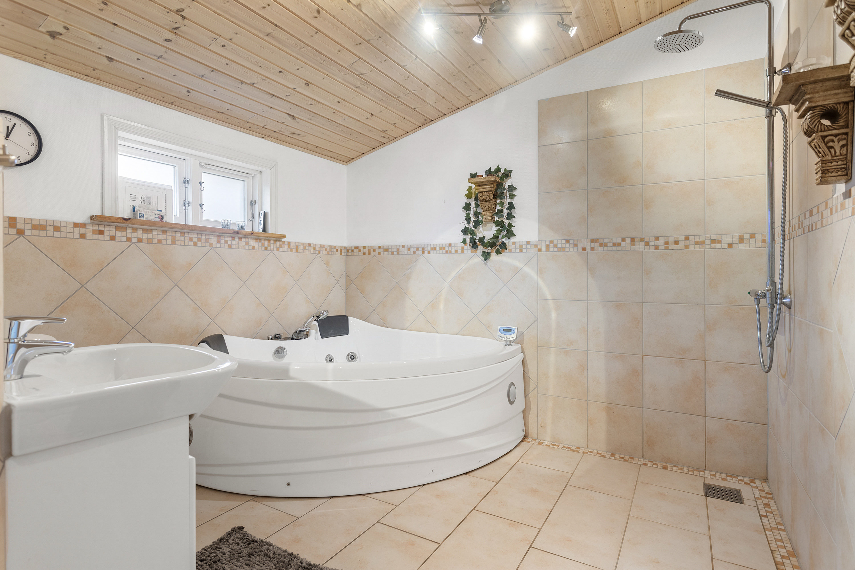 Fremhævet badeværelse billede i fuldskærmstilstand. Billede af Fredvej 10, Lyngså, 9300 Sæby