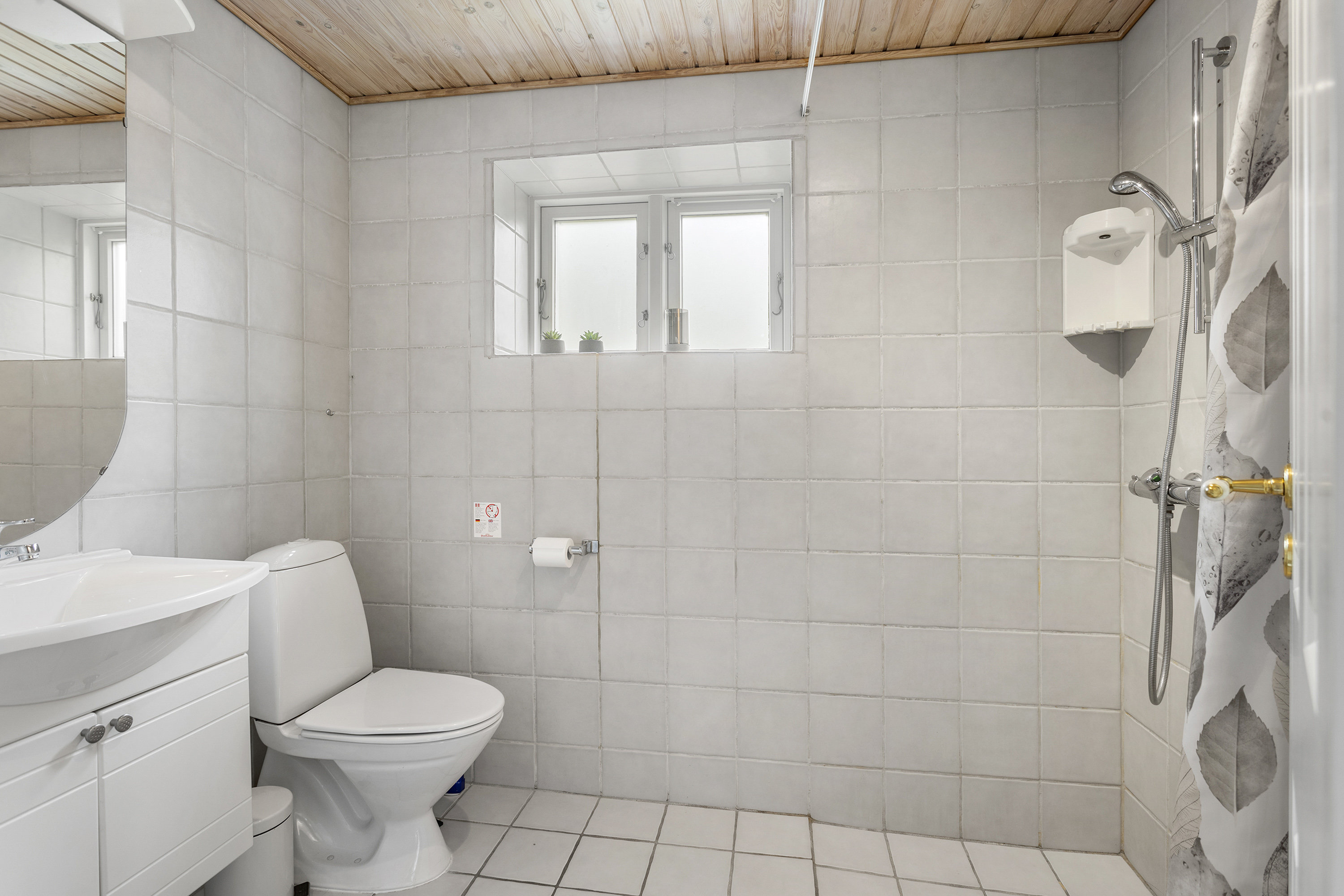 Fremhævet badeværelse billede i fuldskærmstilstand. Billede af Fredvej 10, Lyngså, 9300 Sæby