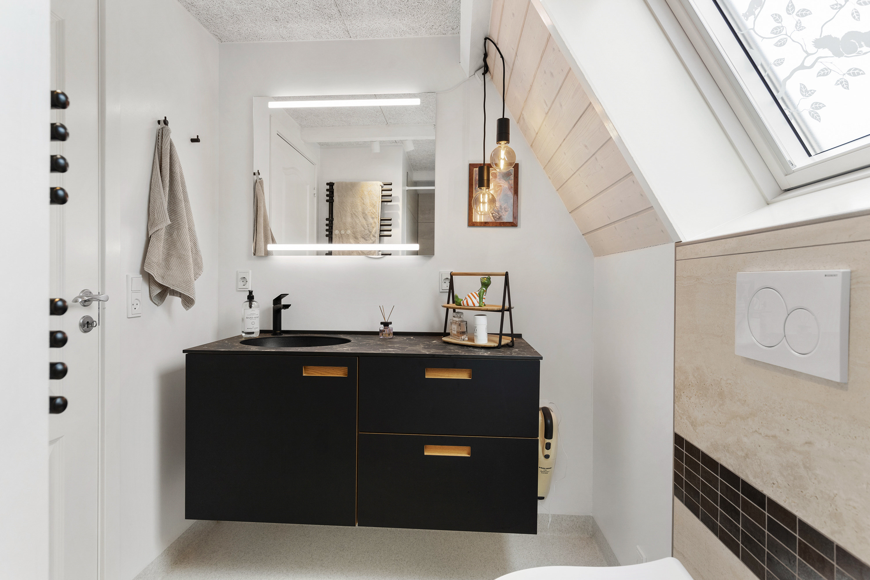 Fremhævet badeværelse billede i fuldskærmstilstand. Billede af Golfsvinget 138, Gatten, 9640 Farsø