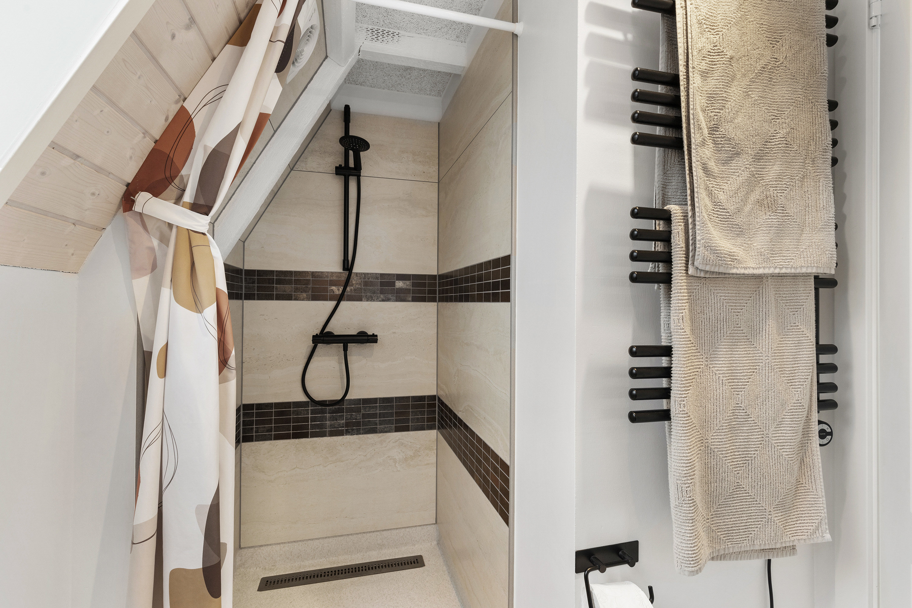 Fremhævet badeværelse billede i fuldskærmstilstand. Billede af Golfsvinget 138, Gatten, 9640 Farsø