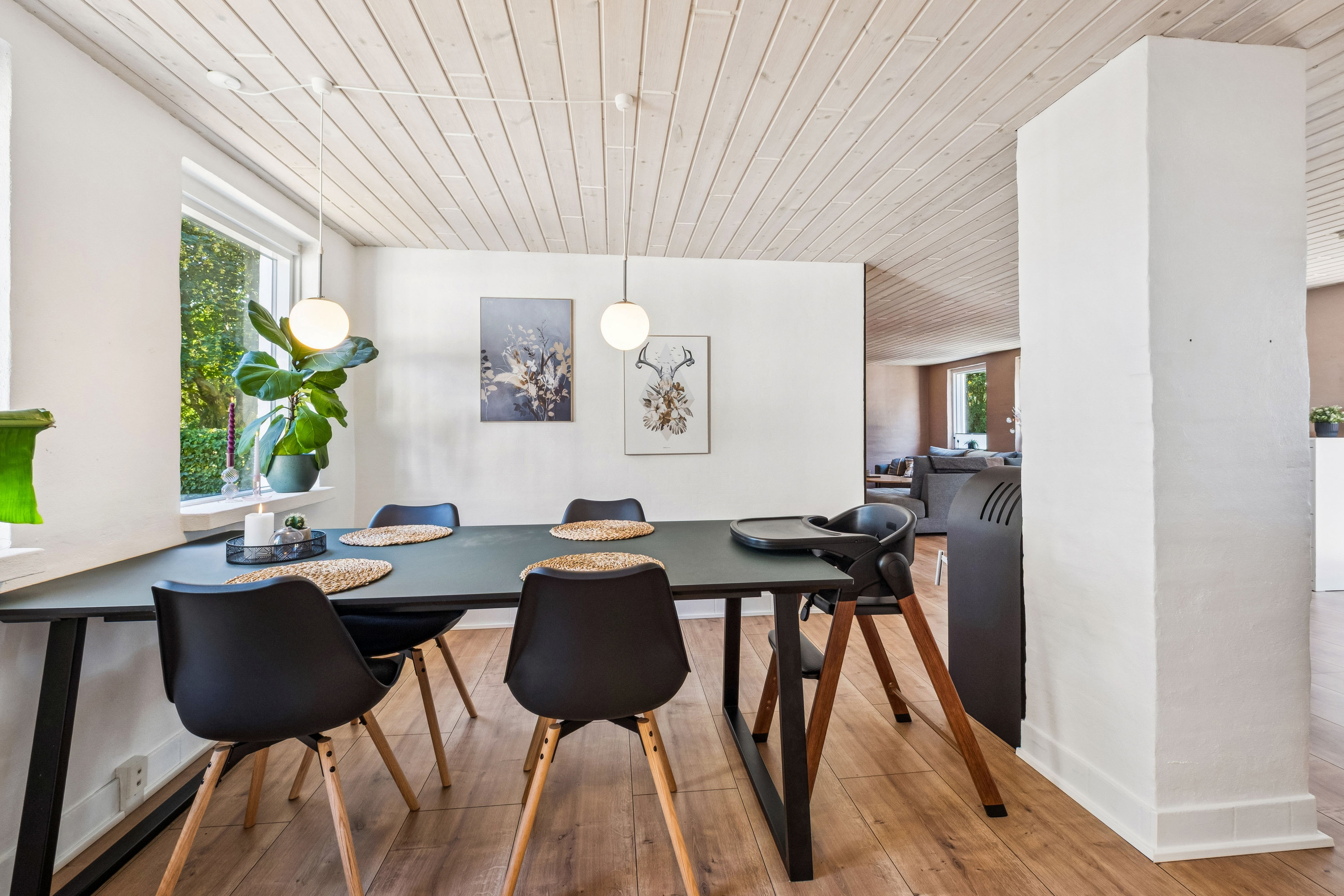 Fremhævet stue billede i fuldskærmstilstand. Billede af Canadavej 12, Sindbjerg, 7970 Redsted M