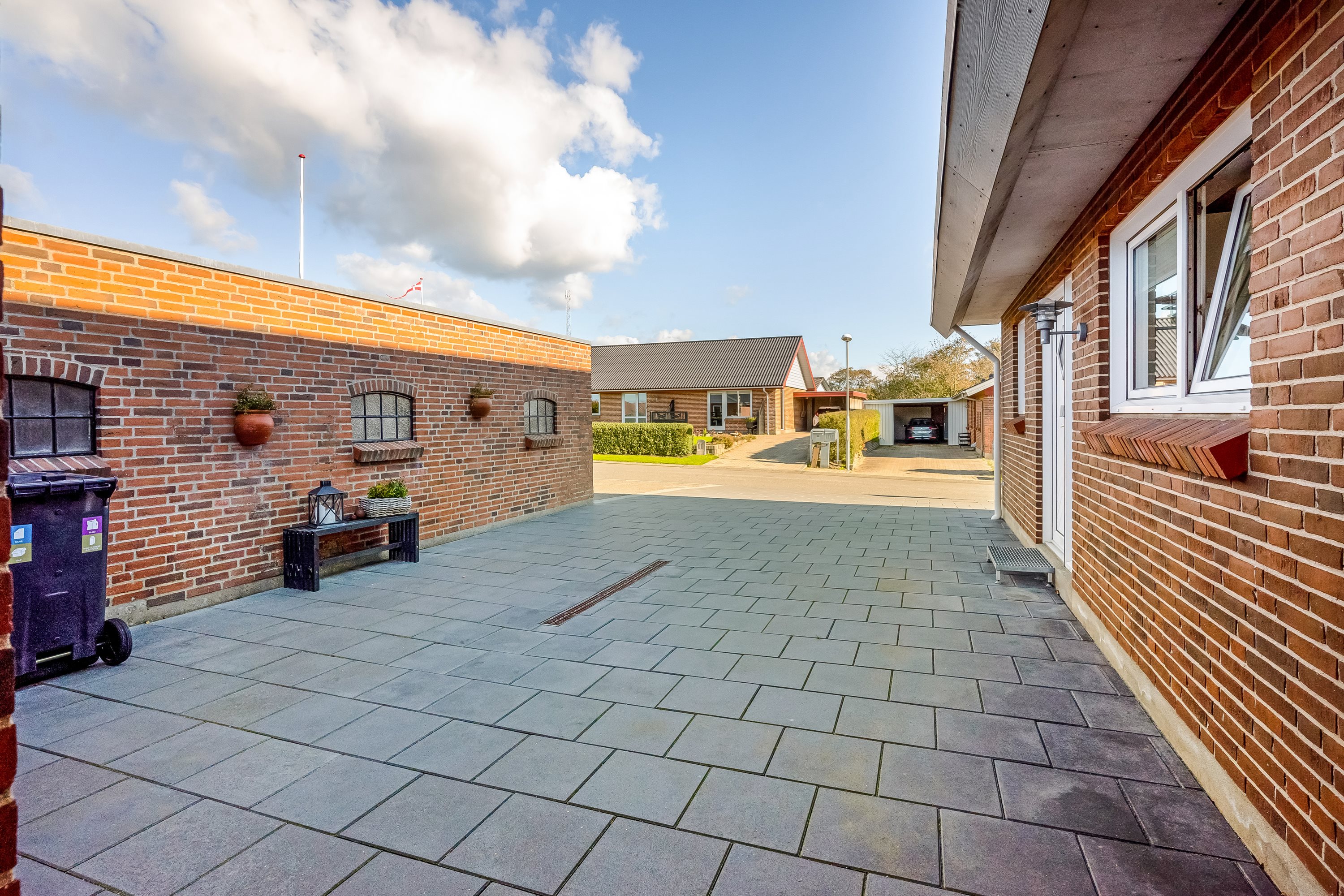 Fremhævet indkørsel billede i fuldskærmstilstand. Billede af Frejasvej 23, Nørlem, 7620 Lemvig