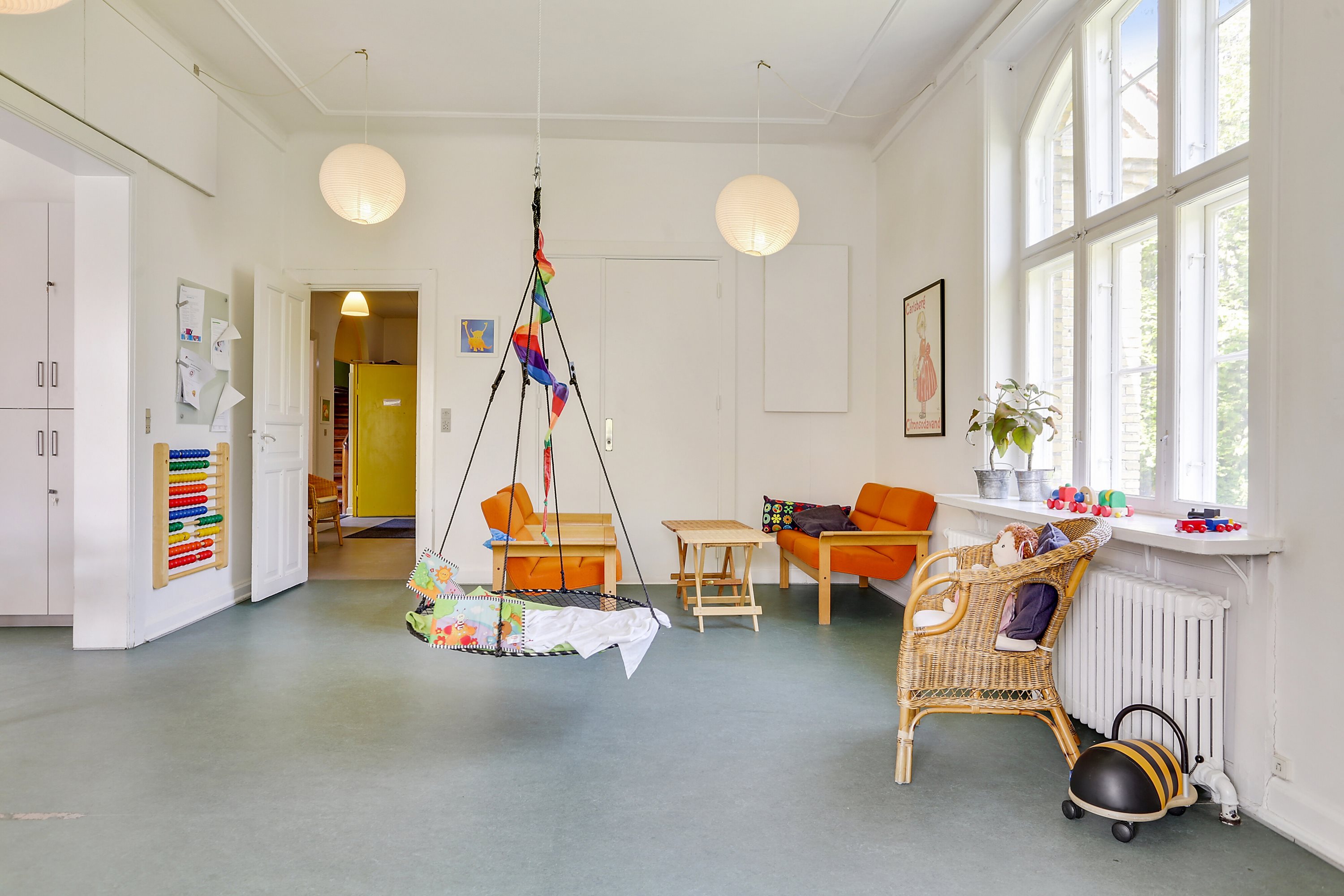 Fremhævet stue billede i fuldskærmstilstand. Billede af Gutfeldtsvej 3, 2970 Hørsholm