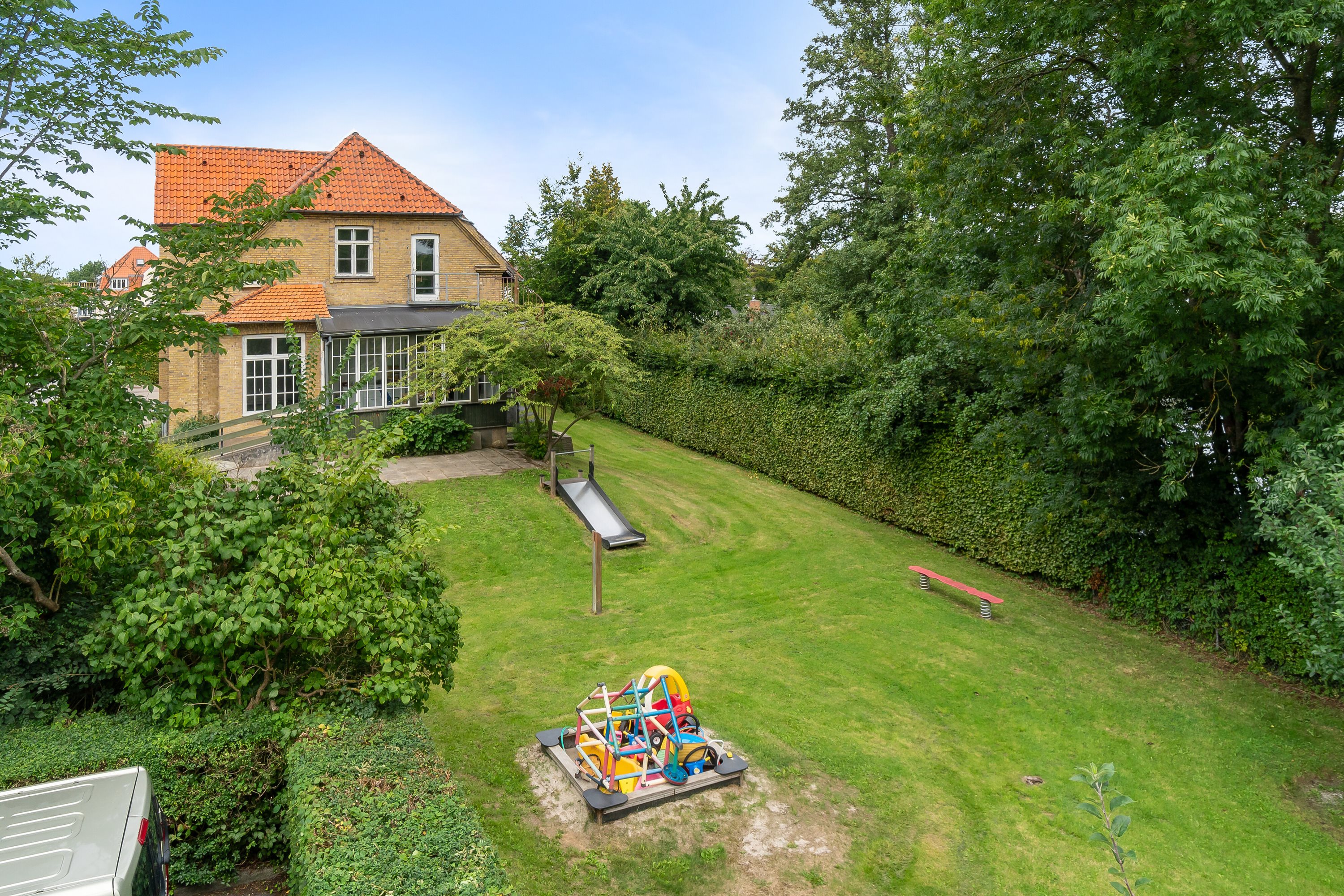 Fremhævet set fra haven billede i fuldskærmstilstand. Billede af Gutfeldtsvej 3, 2970 Hørsholm