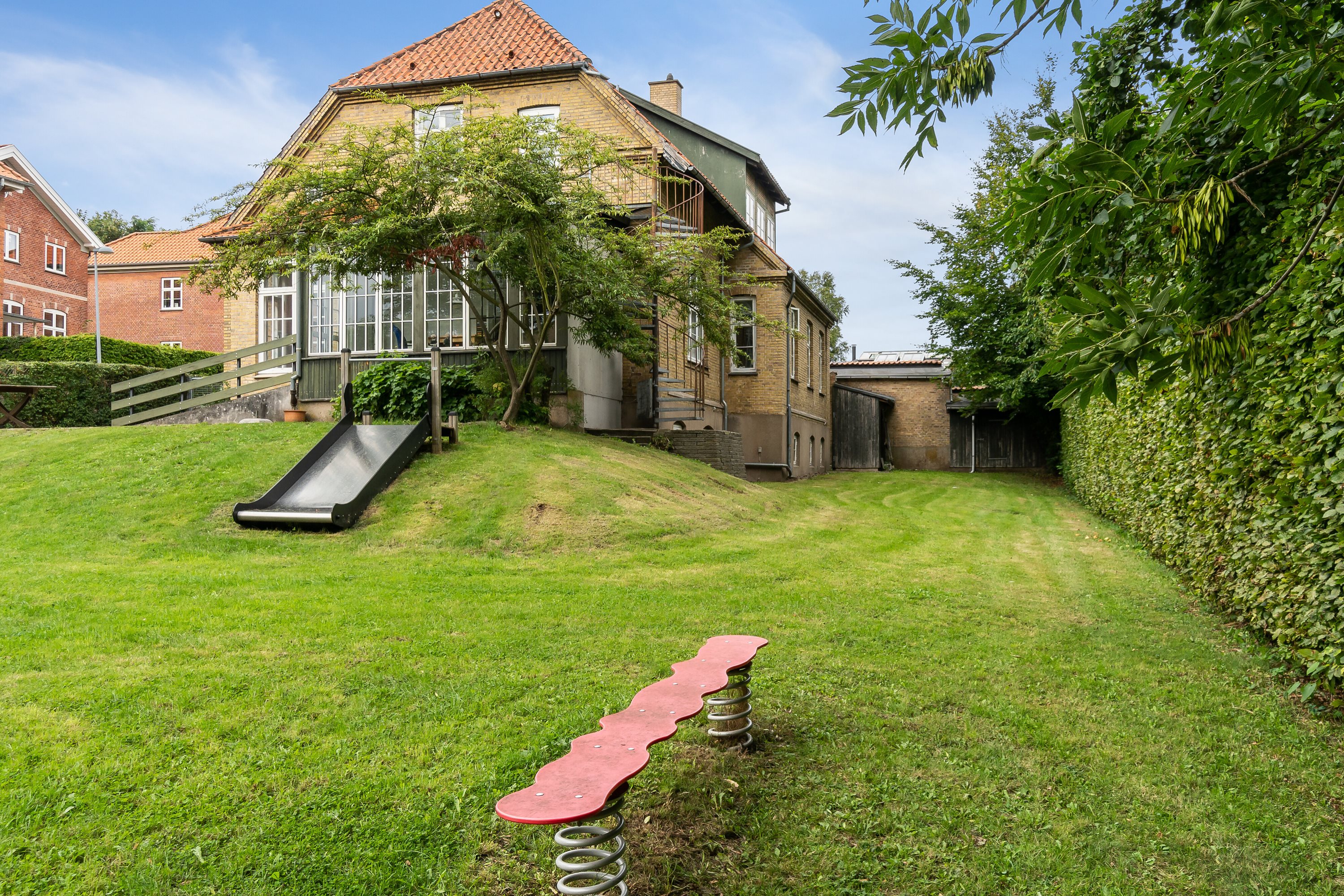 Fremhævet set fra haven billede i fuldskærmstilstand. Billede af Gutfeldtsvej 3, 2970 Hørsholm