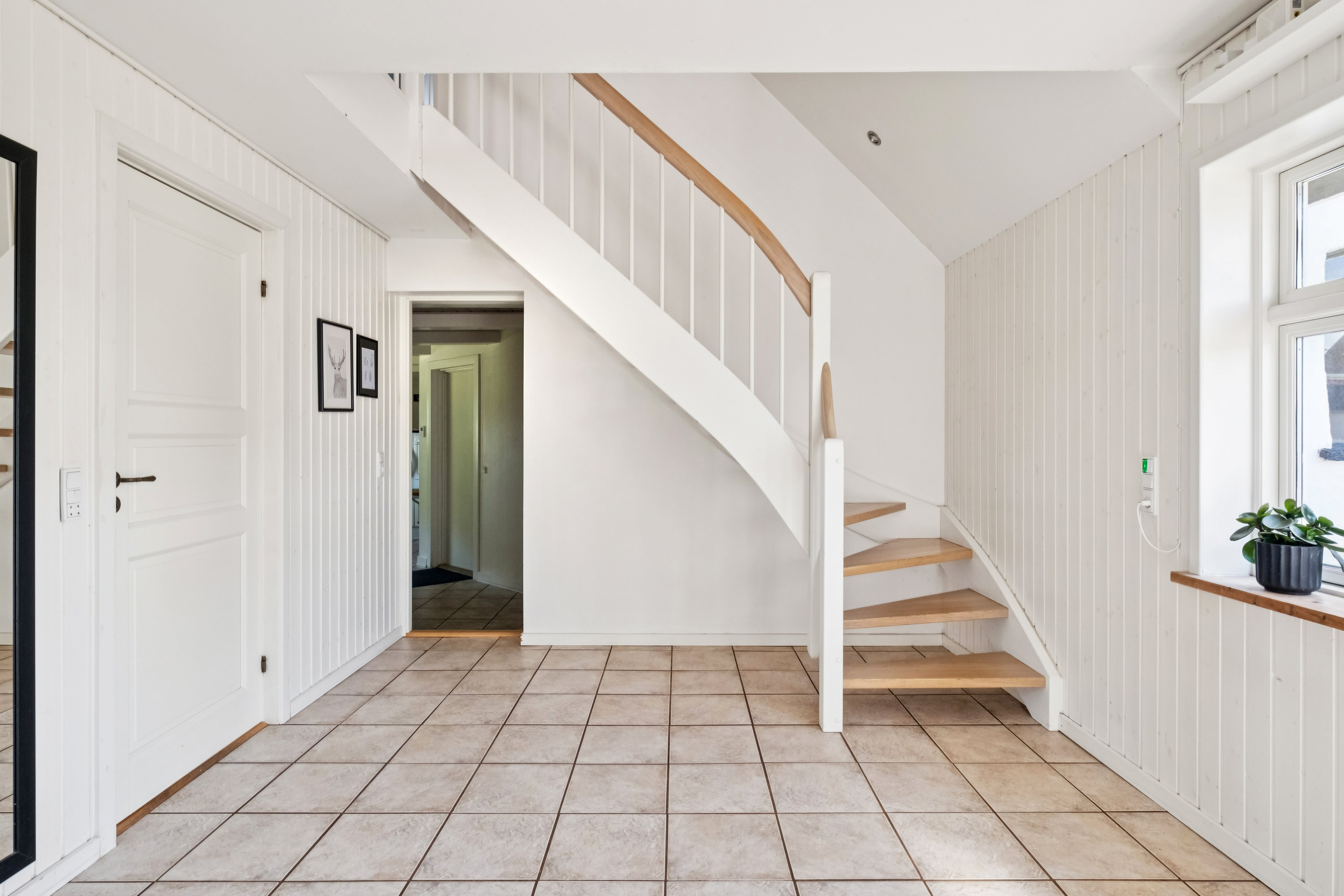 Fremhævet gang billede i fuldskærmstilstand. Billede af Ellidshøj Banevej 27, 9230 Svenstrup J