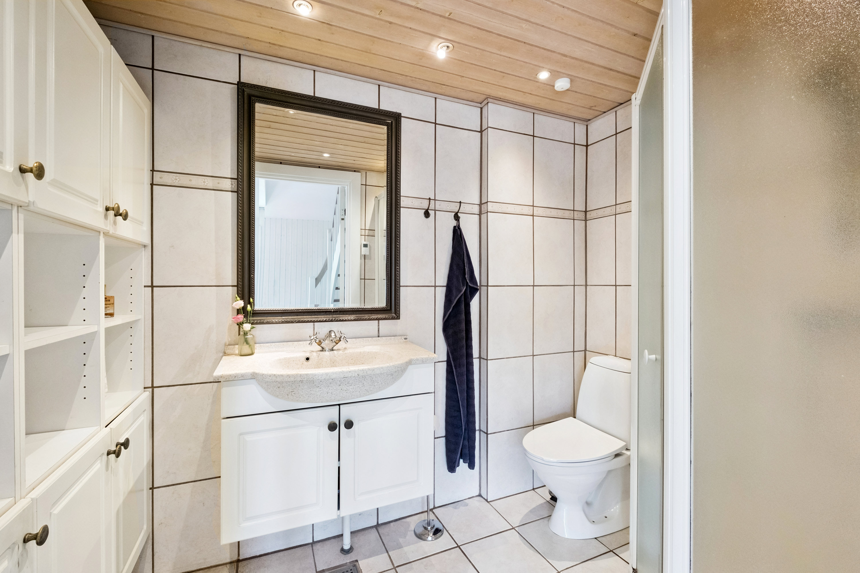 Fremhævet badeværelse billede i fuldskærmstilstand. Billede af Ellidshøj Banevej 27, 9230 Svenstrup J