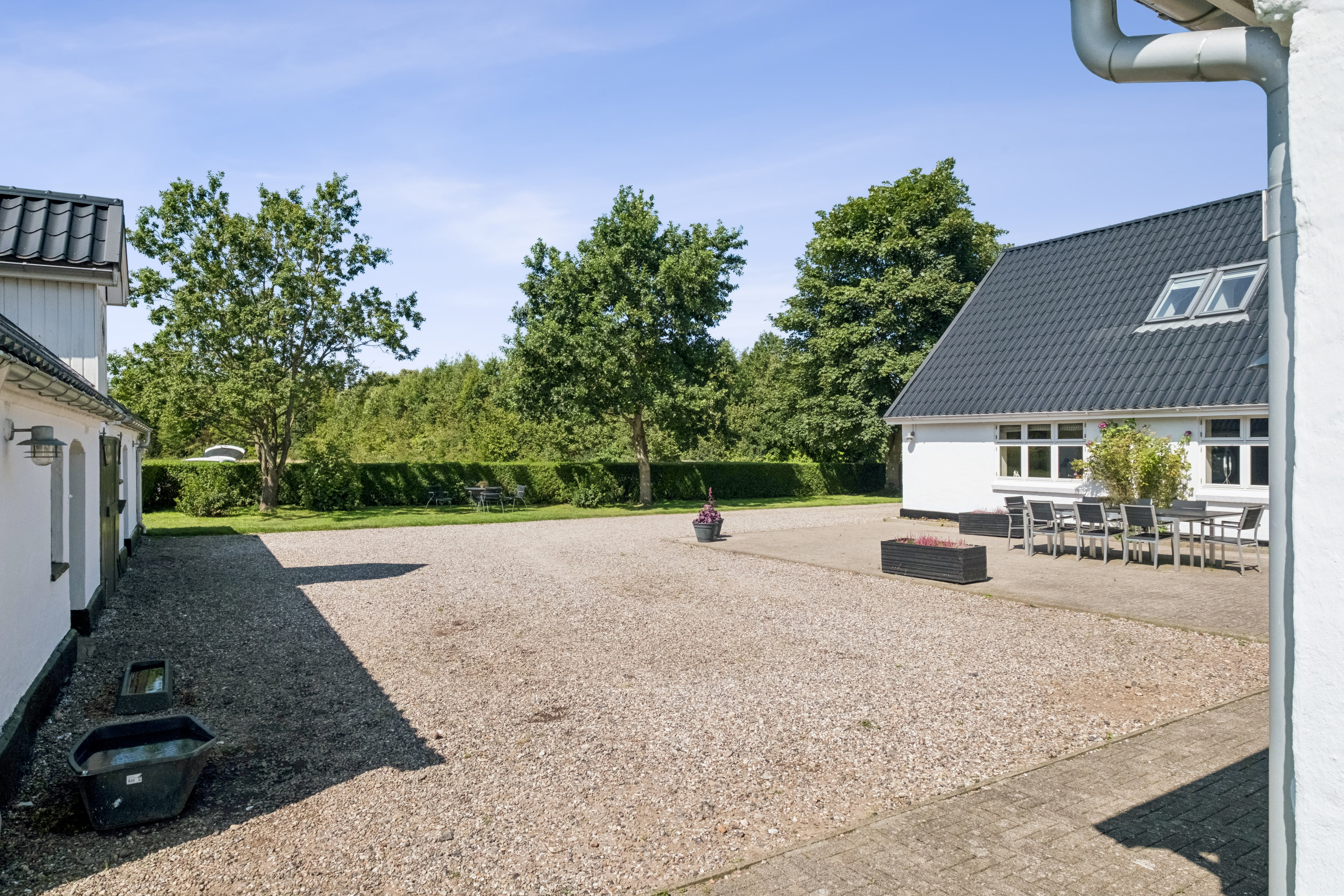 Fremhævet gårdsplads billede i fuldskærmstilstand. Billede af Ellidshøj Banevej 27, 9230 Svenstrup J