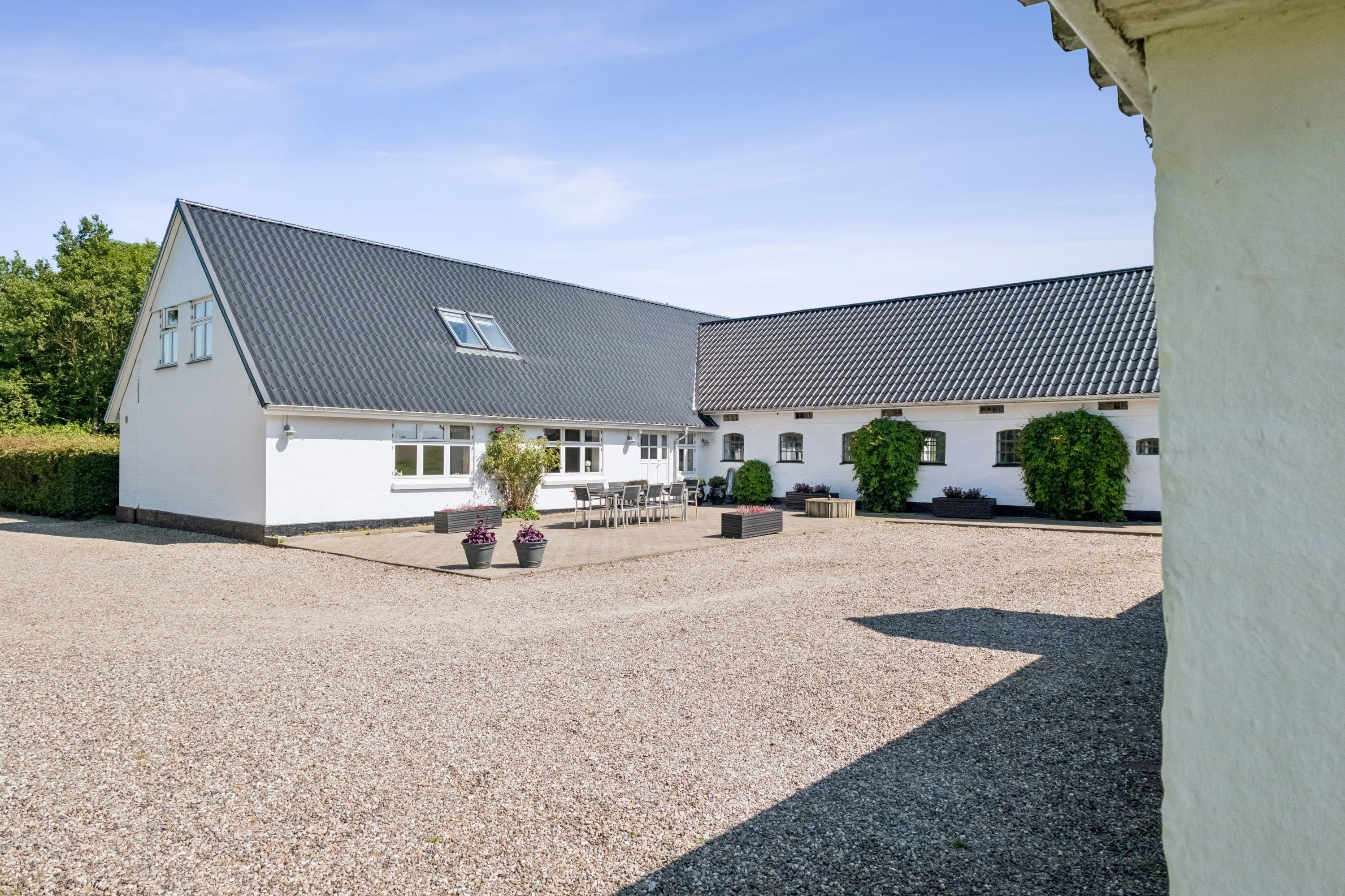 Fremhævet gårdsplads billede i fuldskærmstilstand. Billede af Ellidshøj Banevej 27, 9230 Svenstrup J