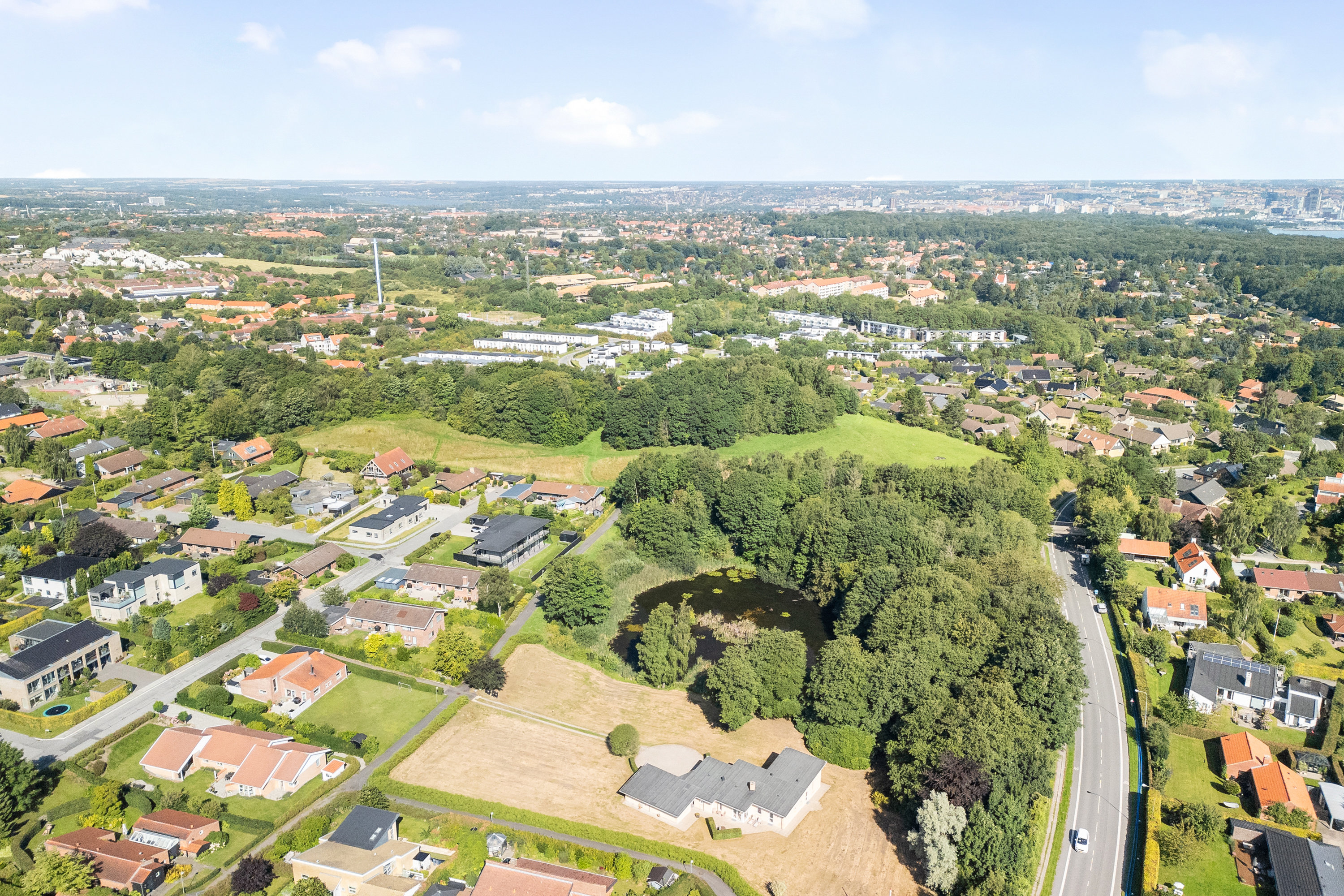 Fremhævet luftfoto billede i fuldskærmstilstand. Billede af Katterhøjvej 28, Skåde, 8270 Højbjerg