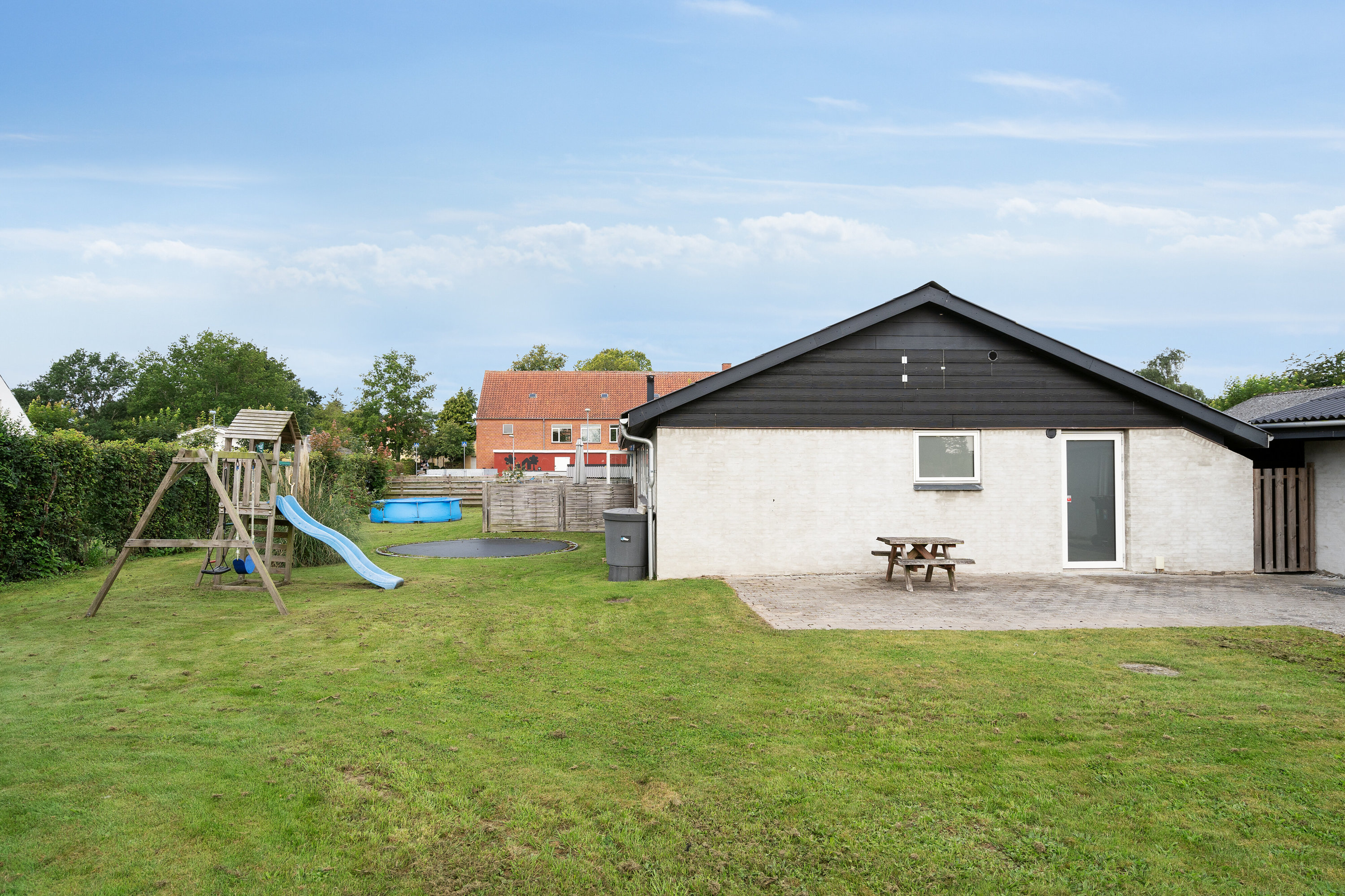 Miniaturebillede 1: set fra haven. Billede af Mads Hansensvej 15, 5762 Vester Skerninge