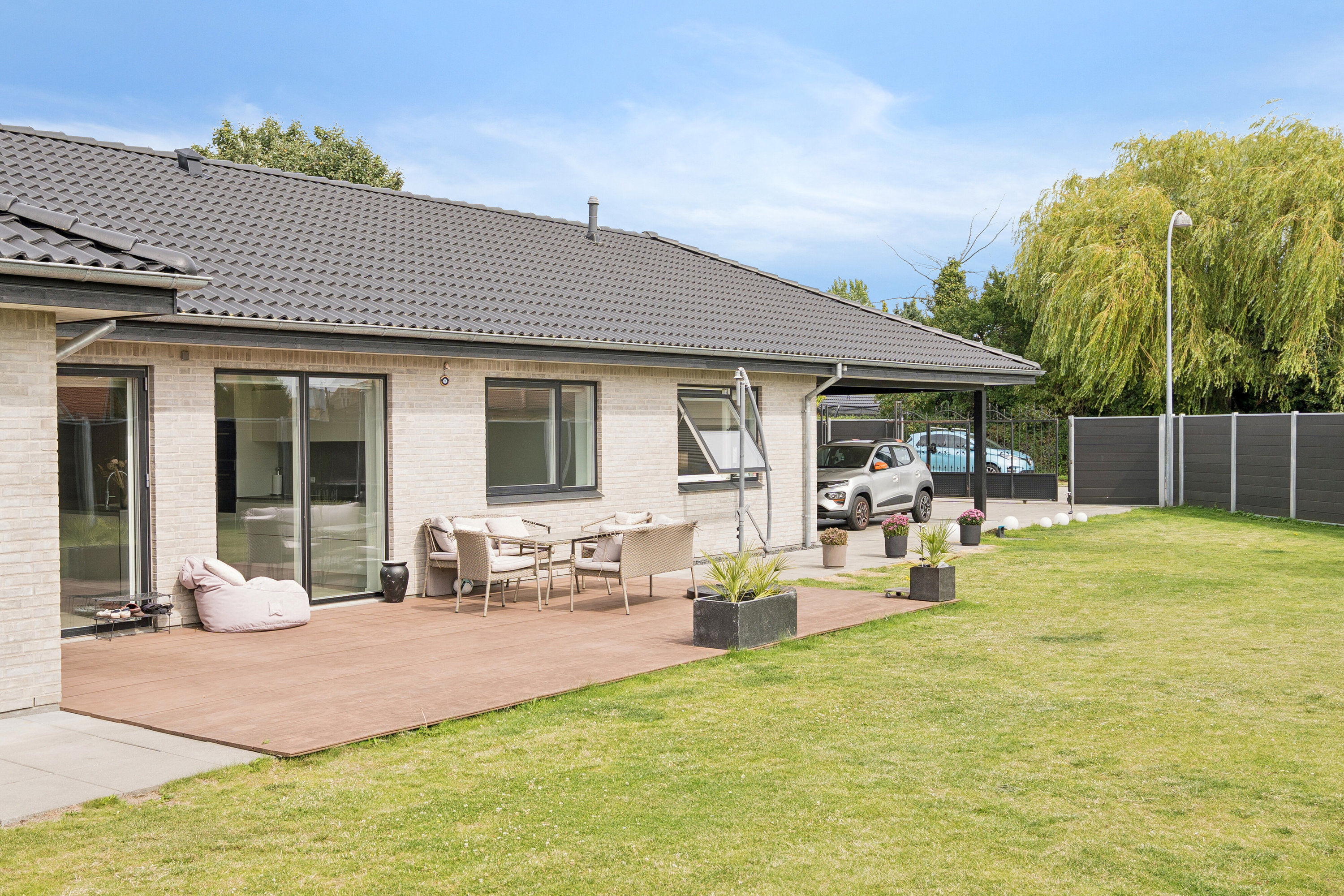 Fremhævet set fra haven billede i fuldskærmstilstand. Billede af Fjeldstedvej 25, 2650 Hvidovre