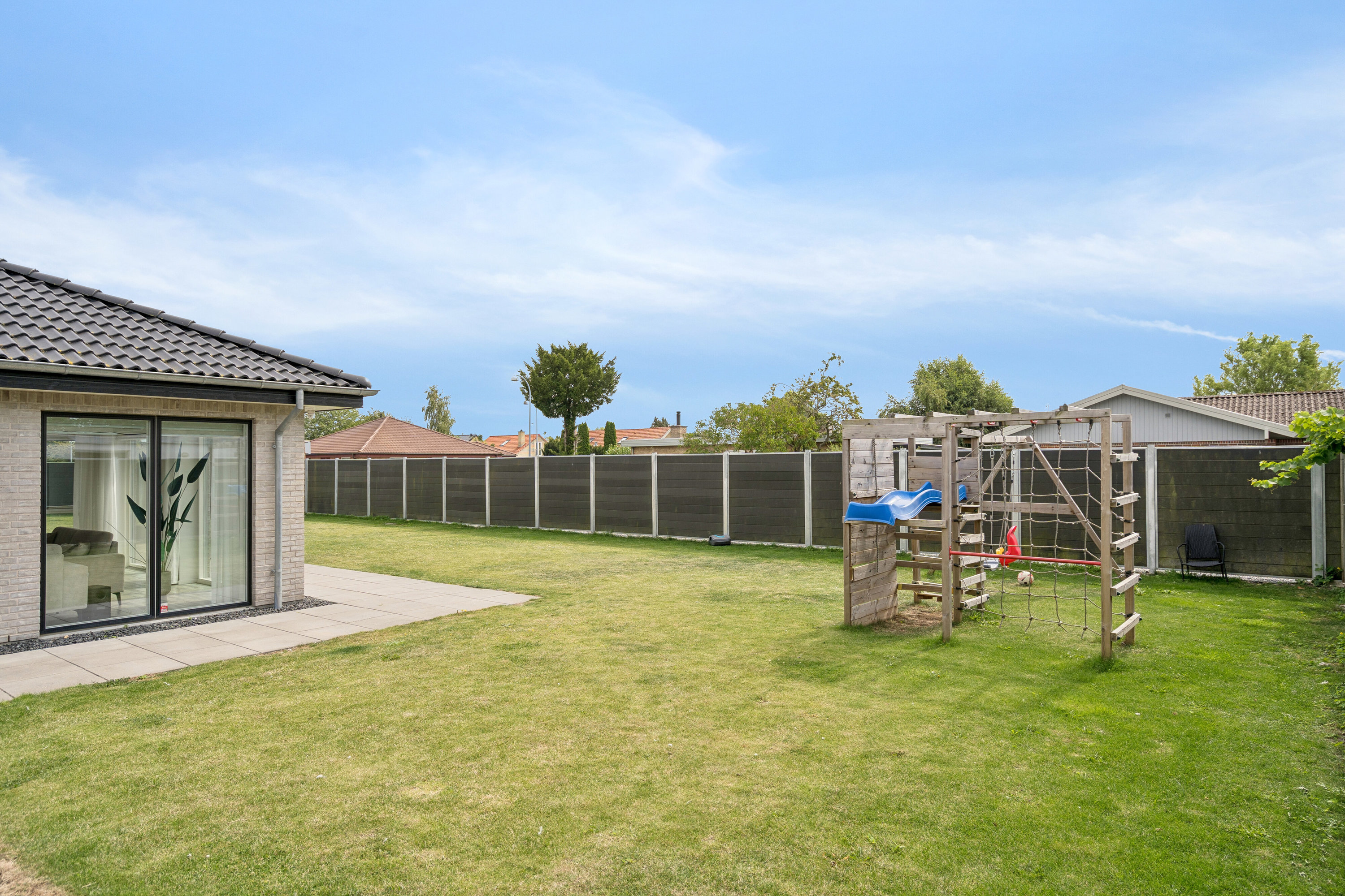 Fremhævet set fra haven billede i fuldskærmstilstand. Billede af Fjeldstedvej 25, 2650 Hvidovre